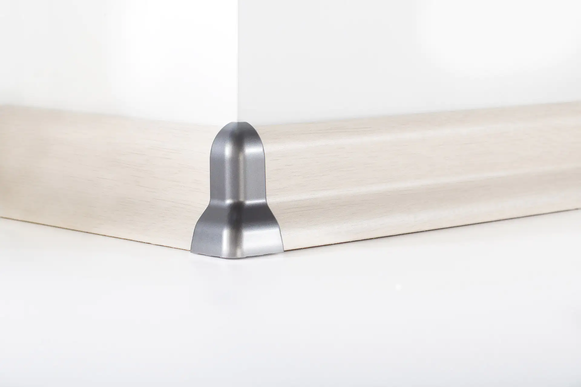 Classen Innenecke für FUXX-Laminatleiste foliert 20 x 40 mm chrom