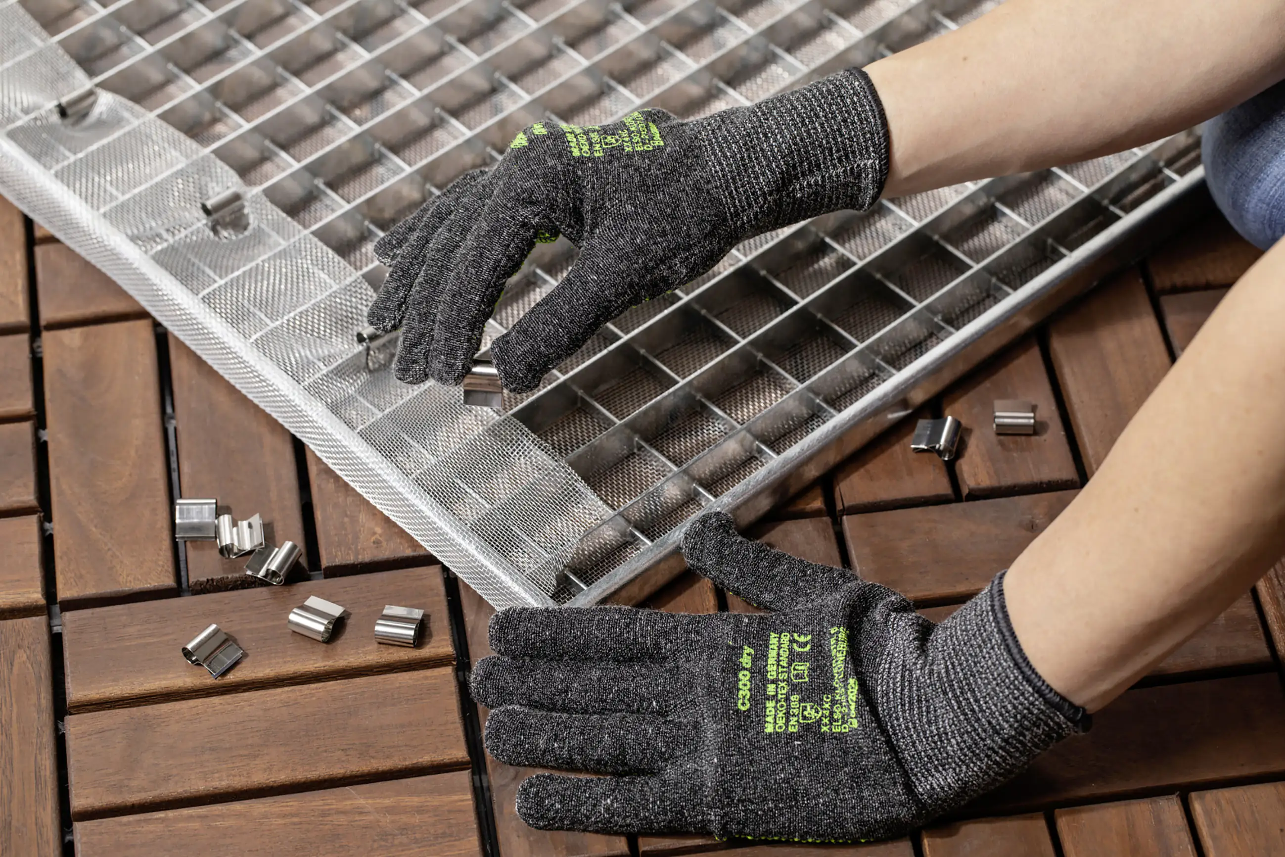 Primaster Befestigungsklammer für Lichtschächte