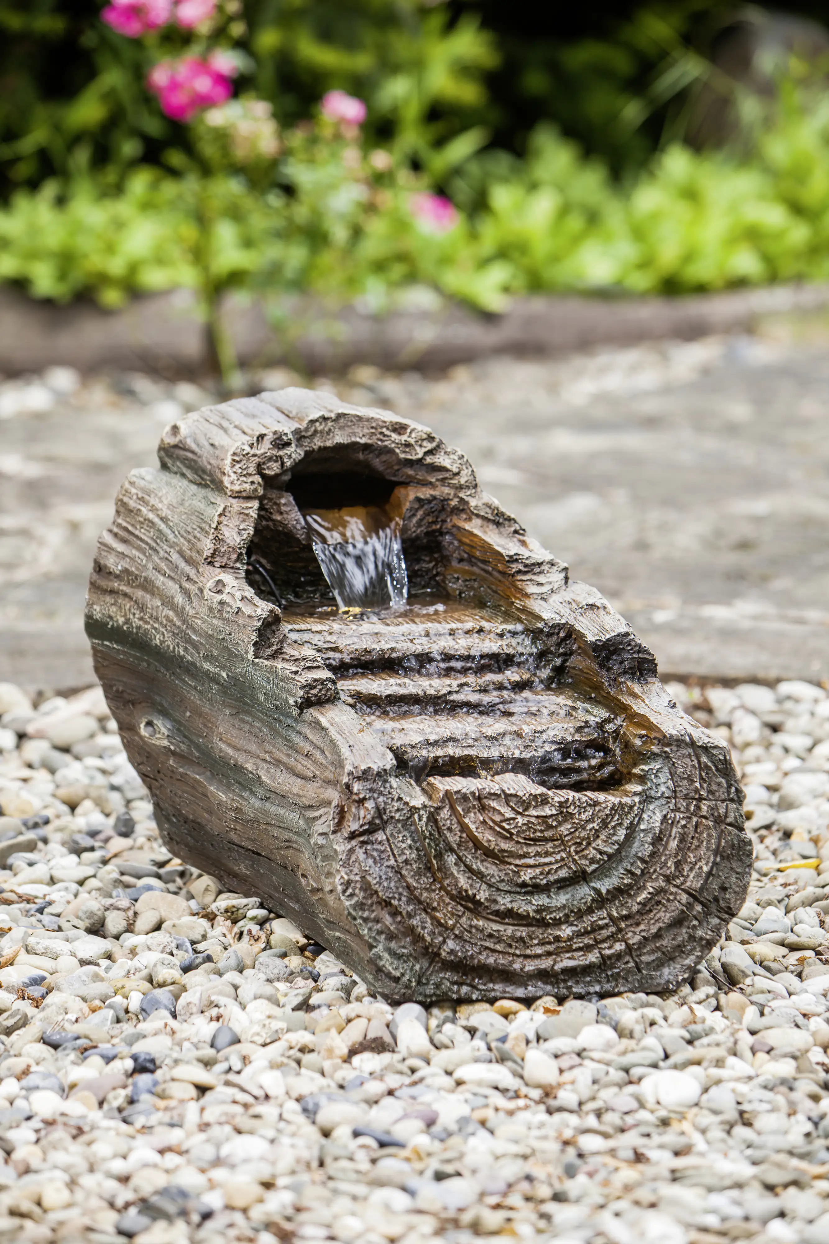 Heissner Gartenbrunnen Baumstamm