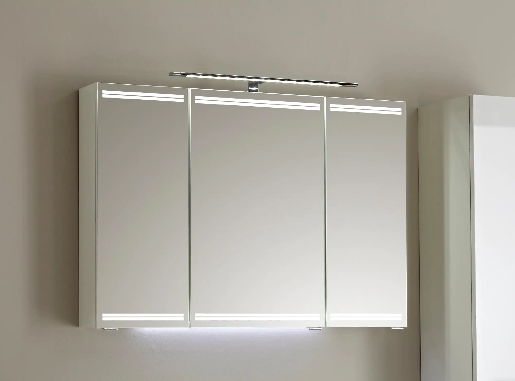 Pelipal Badmöbel-Set Pineo Weiß Hgl/Weiß Glanz mit Waschplatzbeleuchtung + Hochschrank 130 cm