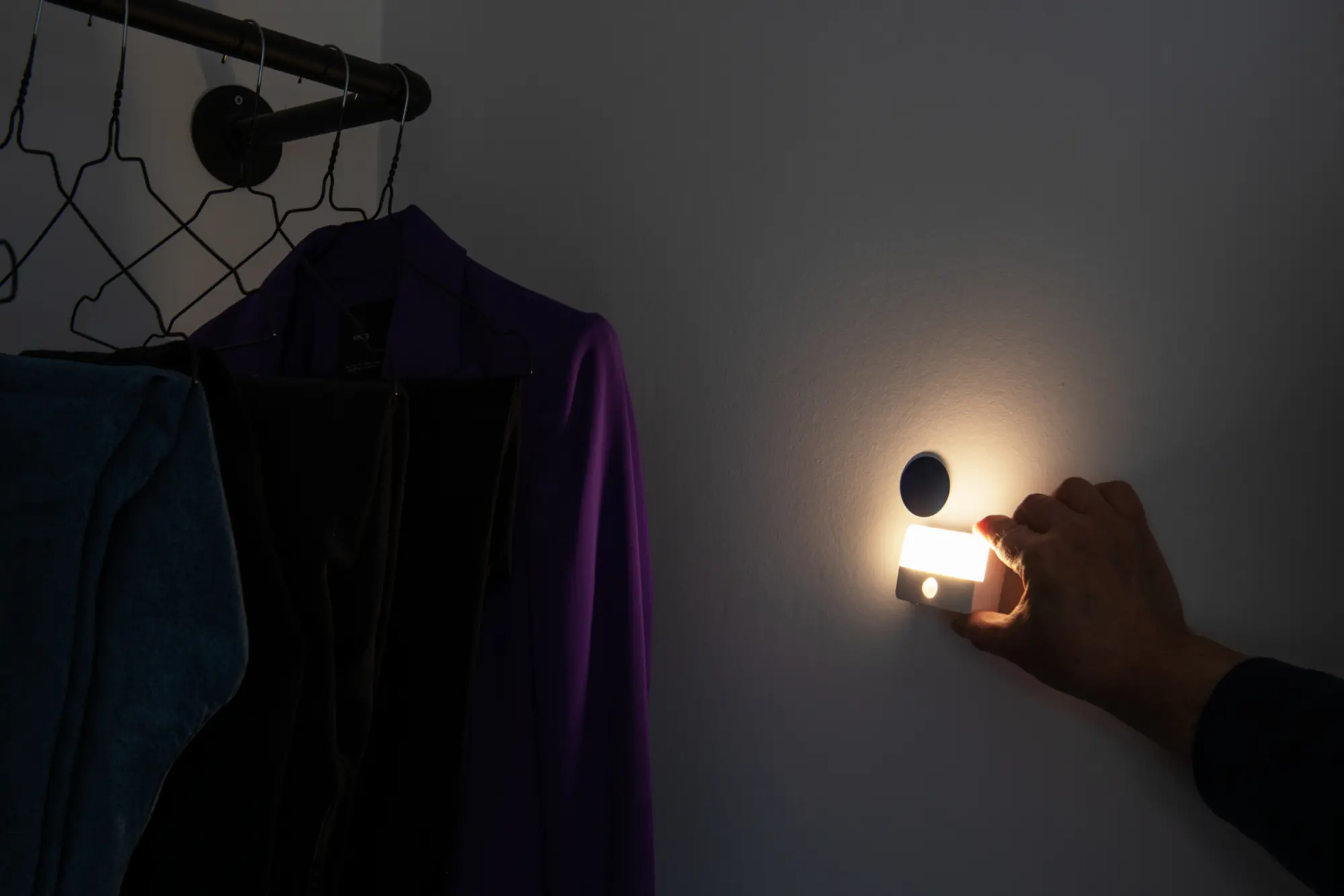 Unitec LED-Nachtlicht mit Bewegungsmelder + Dämmerungssschalter USB wiederaufladbar weiß Unitec LED-Nachtlicht mit Bewegungsmelder + Dämmerungssschalter USB wiederaufladbar weiß