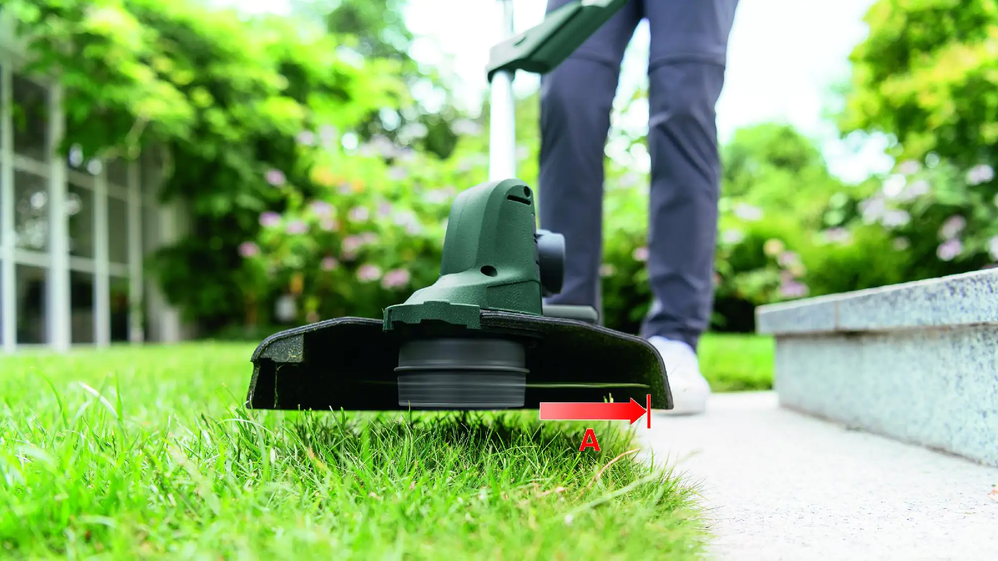 Bosch Akku Rasentrimmer UniversalGrassCut 18 26 cm Schnittkreis, inkl. Akku und Ladegerät