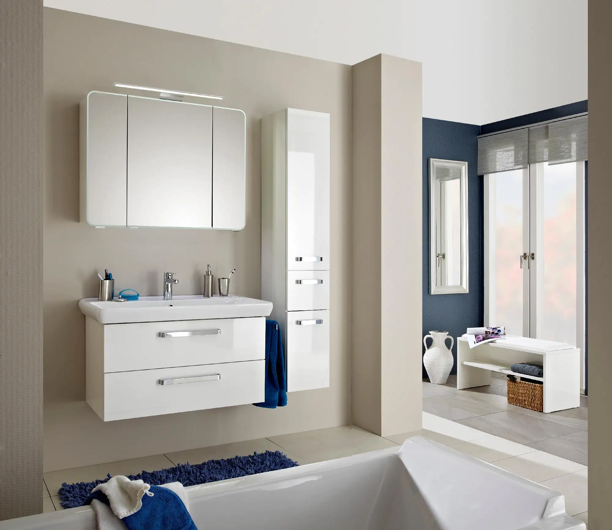 Pelipal Badmöbel-Set Pineo Weiß Hgl/Weiß Glanz mit Keramik-Waschtisch + Hochschrank 130 cm