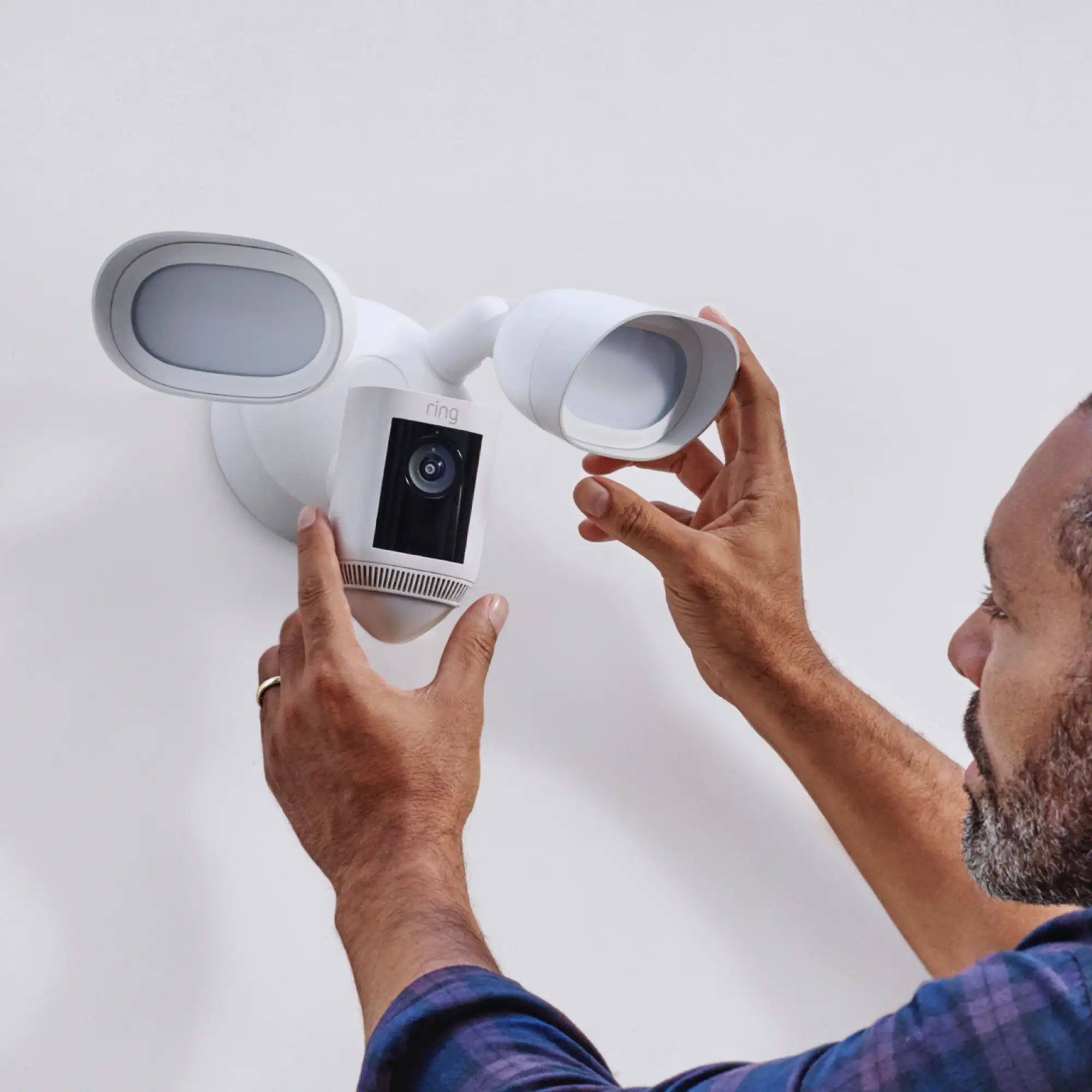 Ring Floodlight Cam Pro weiß mit HDR-Video, WLAN, festverdrahtet Ring Floodlight Cam Pro weiß mit HDR-Video, WLAN, festverdrahtet