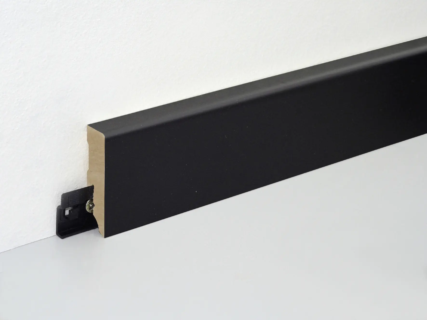 Neuhofer Fußleiste 240 cm x 58 x 15 mm schwarz