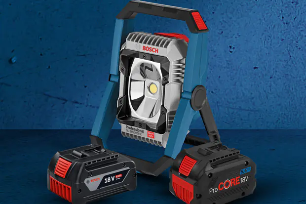 Akku-Arbeitsstrahler von Bosch Professional mit zwei 18V-Akkus, dargestellt auf blauem Hintergrund.