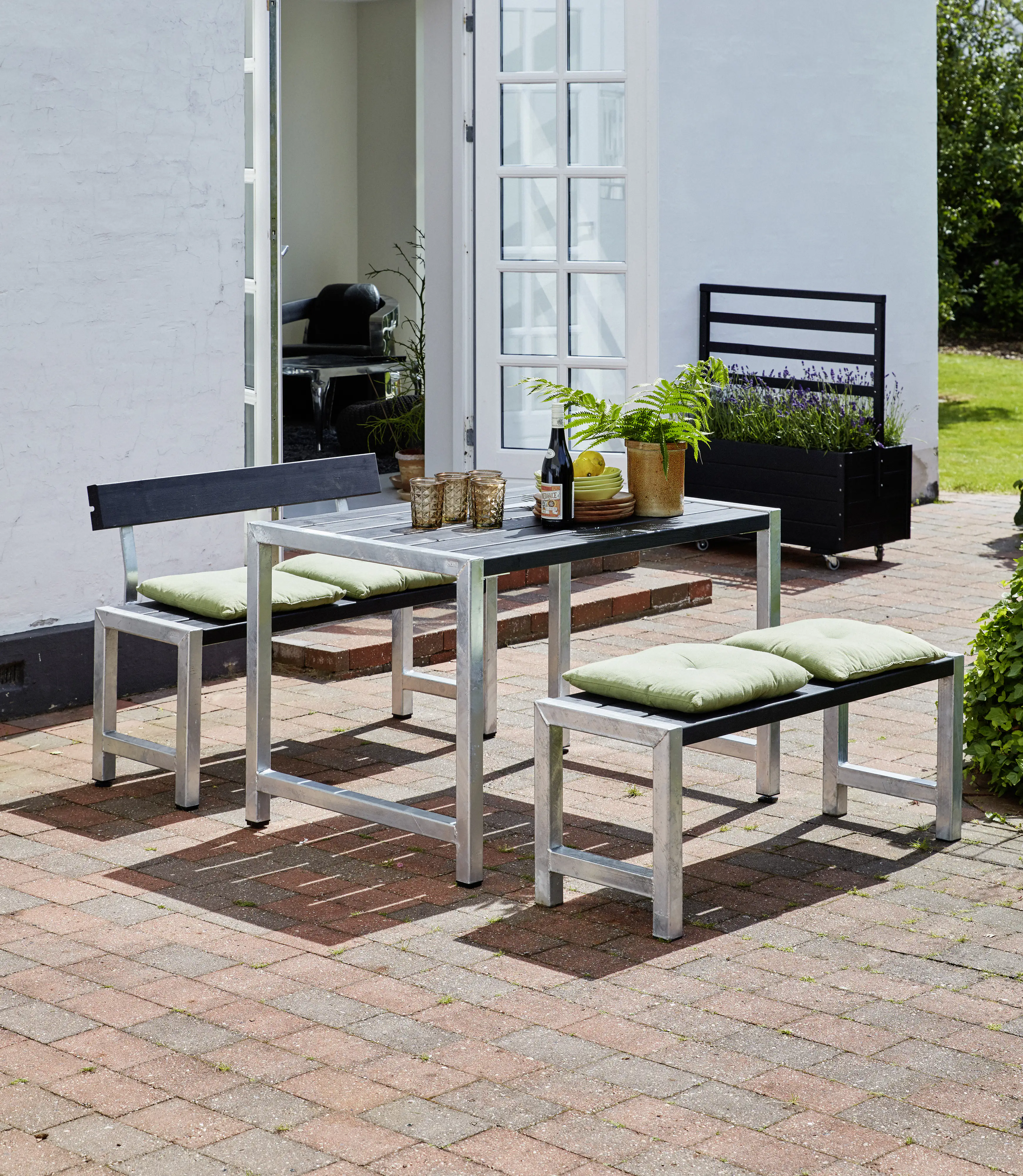 Plus Cafegarnitur Tisch und 2 Bänke & 1 Rückenlehne RAL 9005 Schwarz