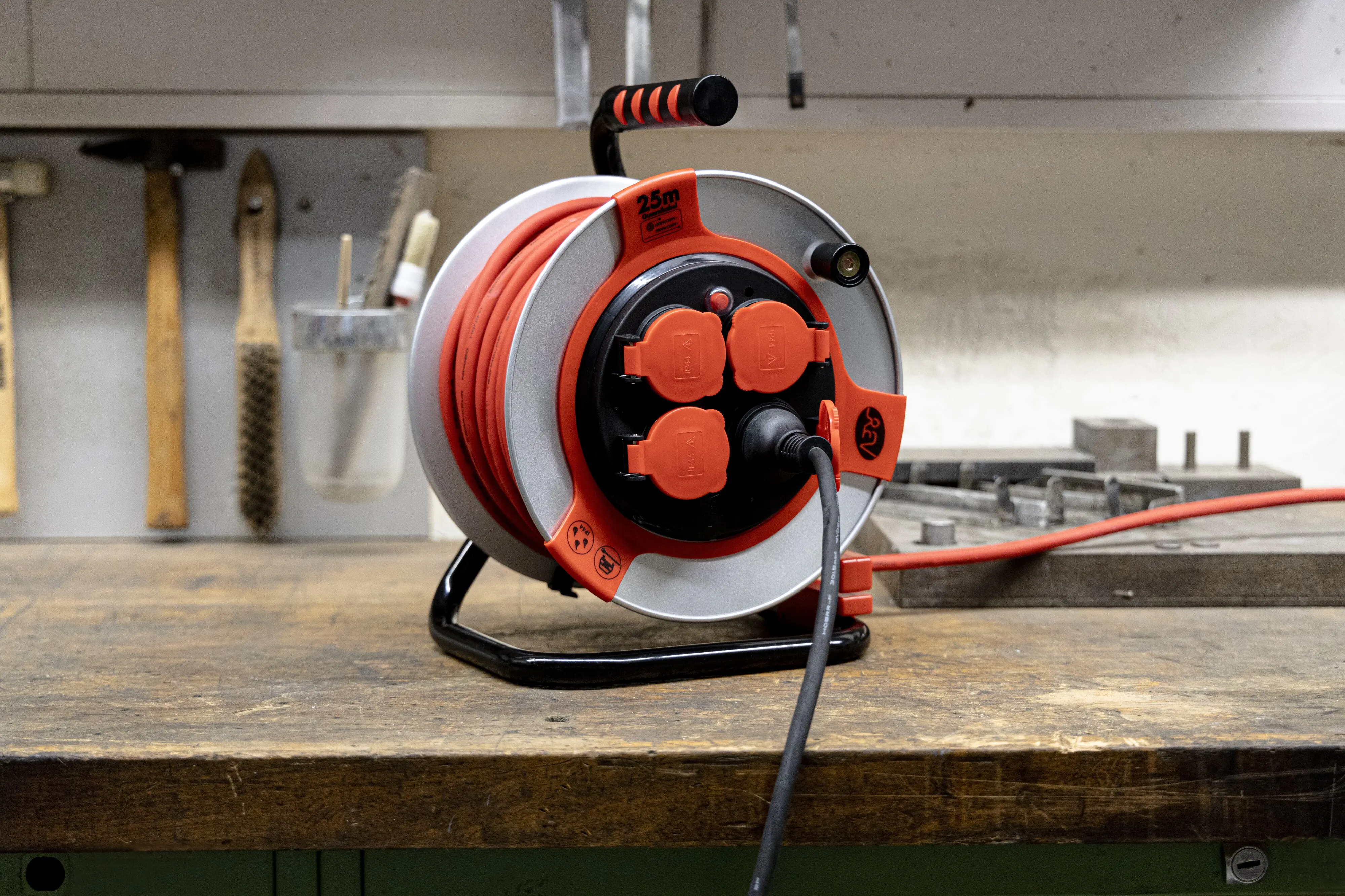 REV Kabeltrommel 25m H07RN-F 3G 1,5 mm² Stahl schwarz rot REV Kabeltrommel 25m H07RN-F 3G 1,5 mm² Stahl schwarz rot