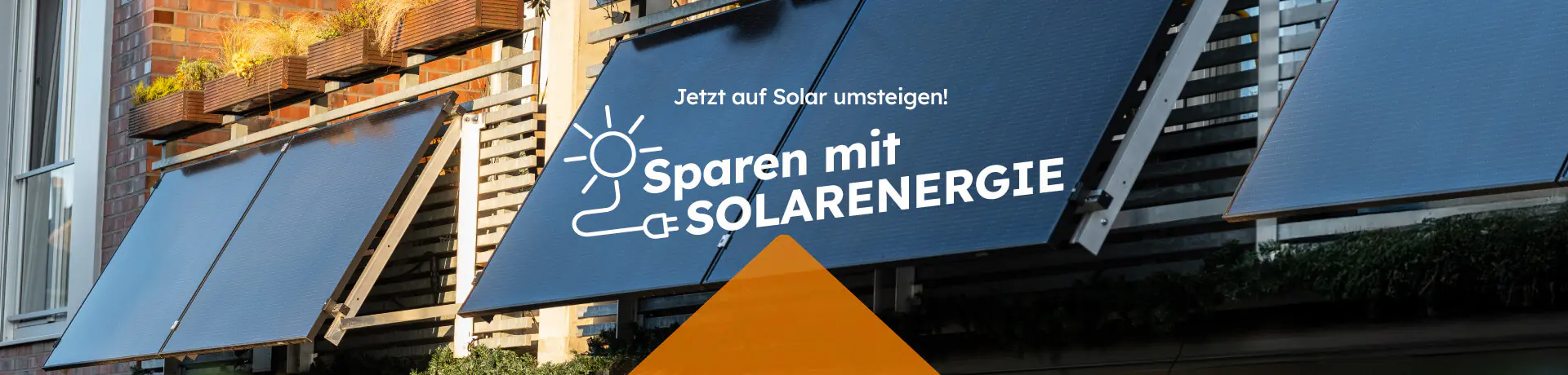 Solaranlagen am Balkon eines Hauses mit Text: Jetzt auf Solar umsteigen und sparen mit Solarenergie.