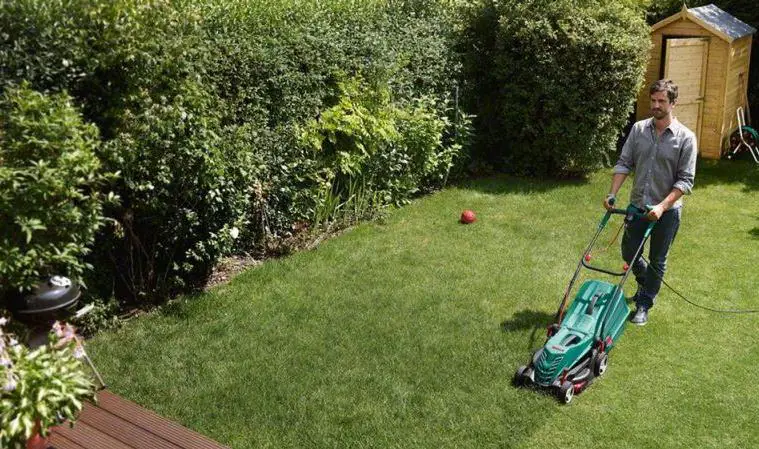 Bosch Elektro Rasenmäher Rotak ARM 34 1300 Watt,34 cm Schnittbreite,20-70 mm Schnitthöhe