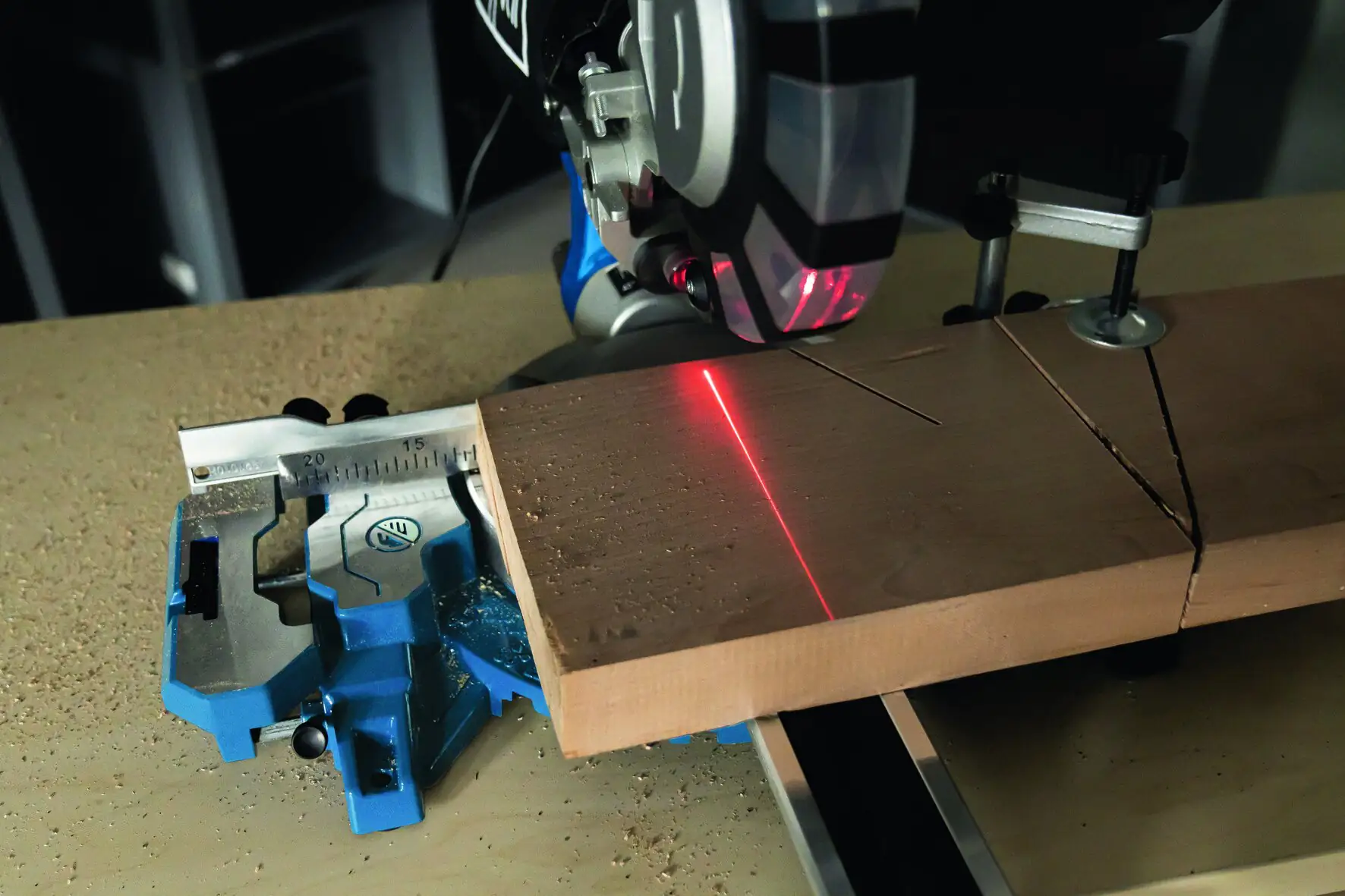 Scheppach Kappzugsäge HM 216 SPX 2.000 W, Lasermarkierhilfe Scheppach Kappzugsäge HM 216 SPX 2.000 W, Lasermarkierhilfe