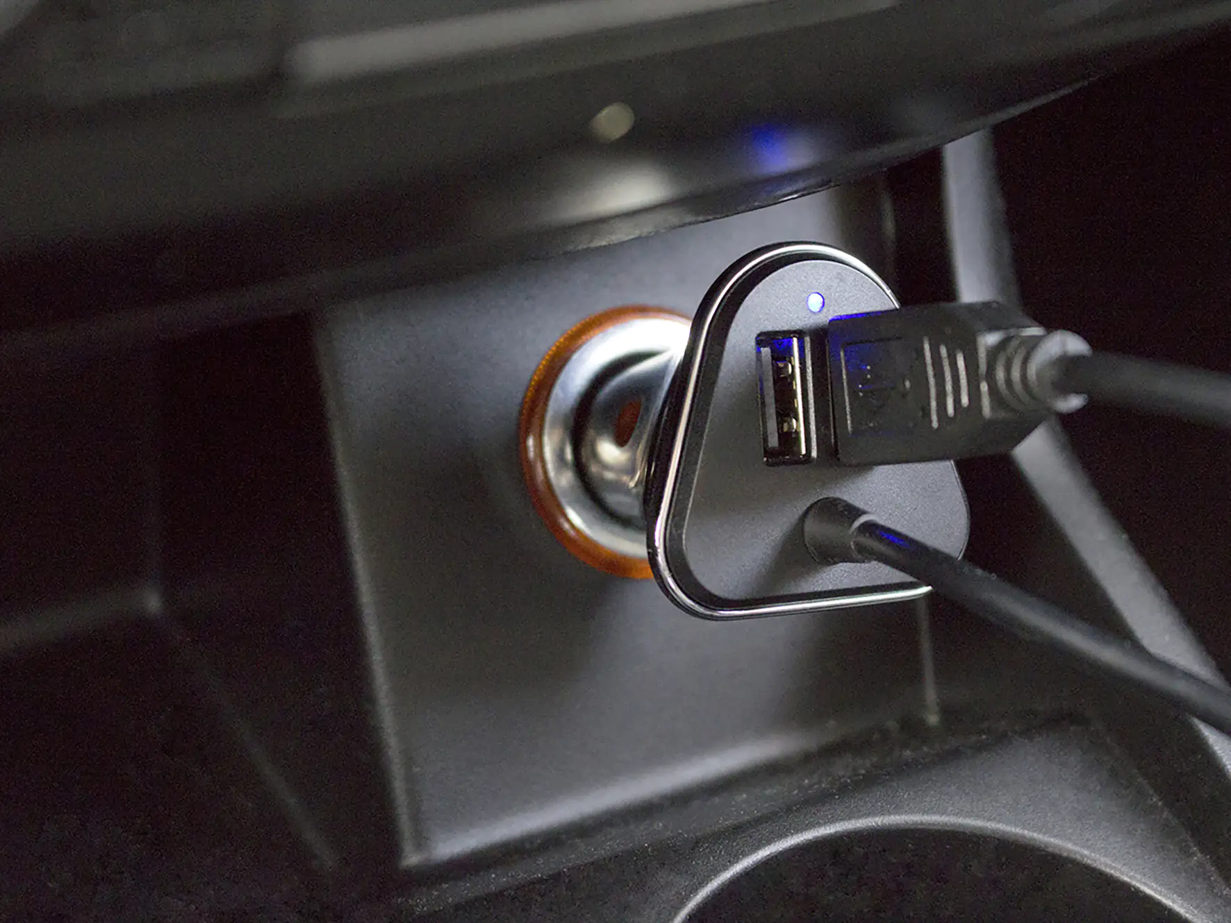 EUFAB USB Ladeadapter mit Kabel und Ladeeinheit für die Rücksitzbank EUFAB USB Ladeadapter mit Kabel und Ladeeinheit für die Rücksitzbank