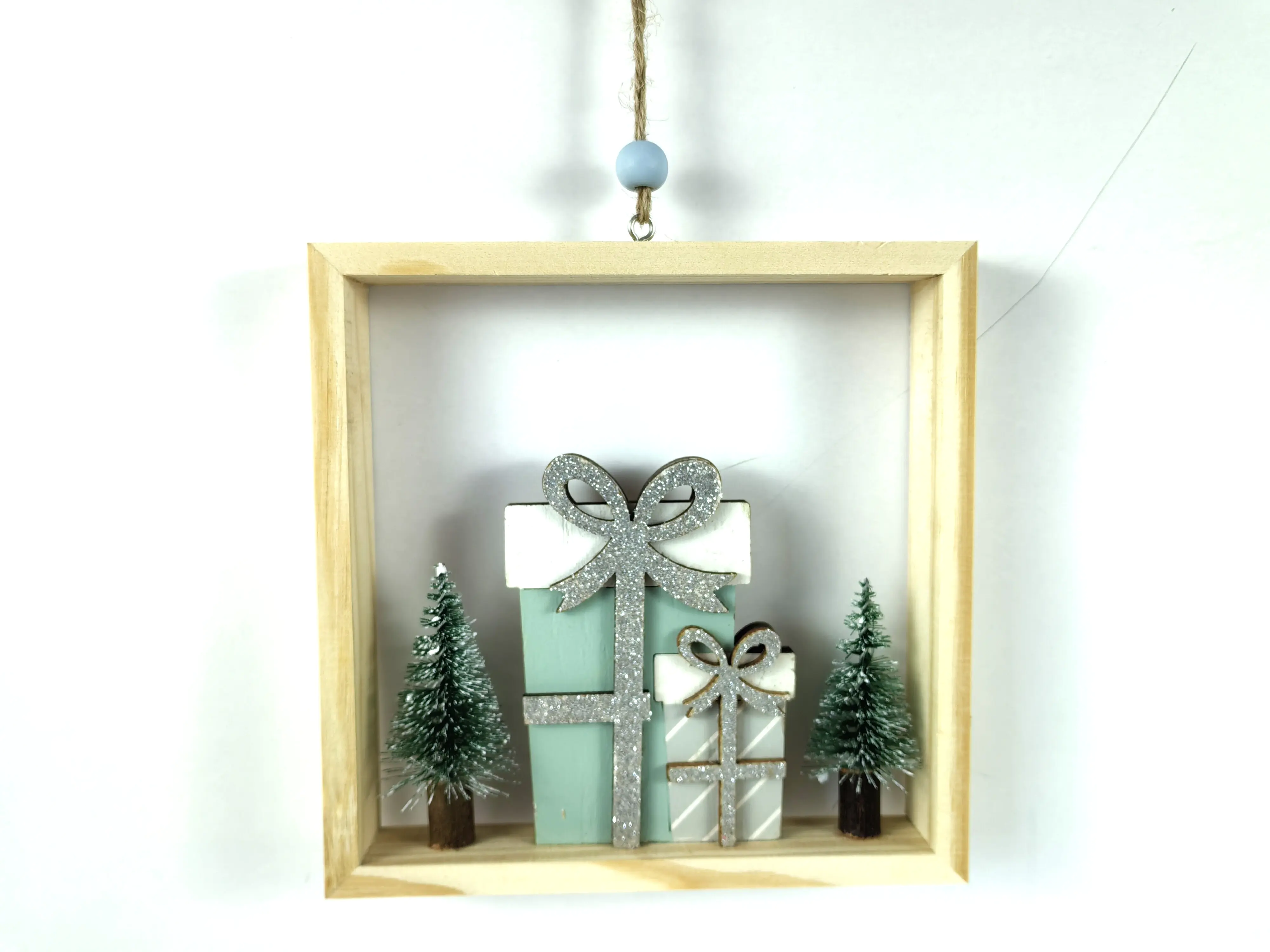 TrendLine Deko Weihnachtsanhänger Holz Geschenk 15 x 3 x 15 cm grün weiß