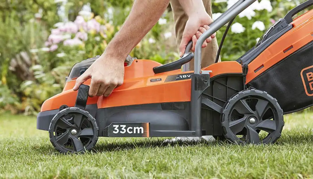 Black & Decker Akku Rasenmäher 2x18 V / 4 Ah, 33 cm Schnittbreite Black & Decker Akku Rasenmäher 2x18 V / 4 Ah, 33 cm Schnittbreite
