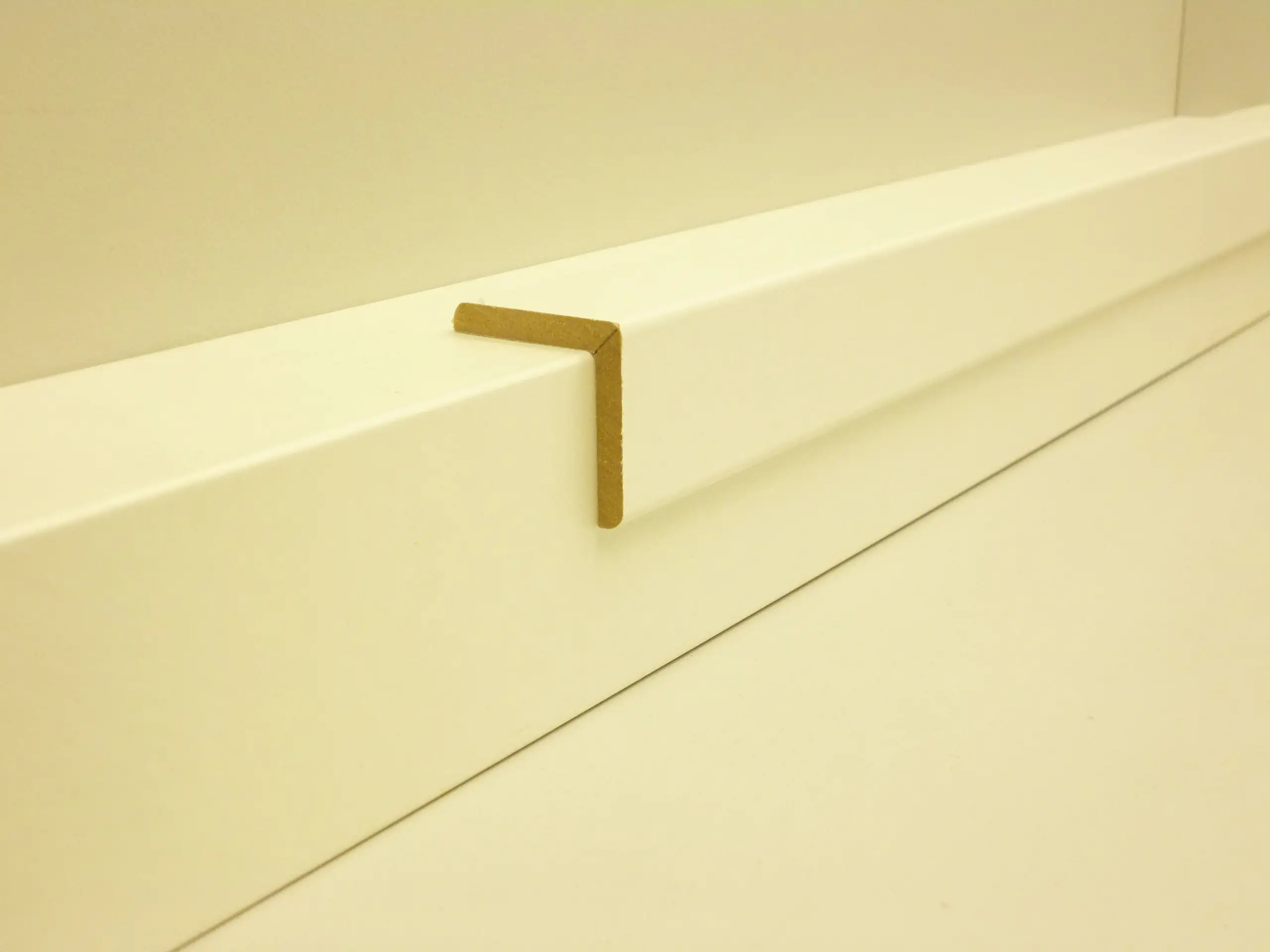 B.S. Bauprogramm Winkelleiste 260 cm 28 x 28 mm Weiß hochglanz B.S. Bauprogramm Winkelleiste 260 cm 28 x 28 mm Weiß hochglanz