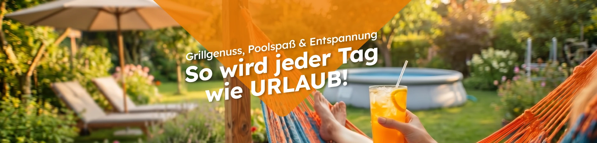 Person entspannt mit Getränk in einer Hängematte im Garten vor Pool. Text: „Grillgenuss, Poolspaß & Entspannung – So wird jeder Tag wie URLAUB!“