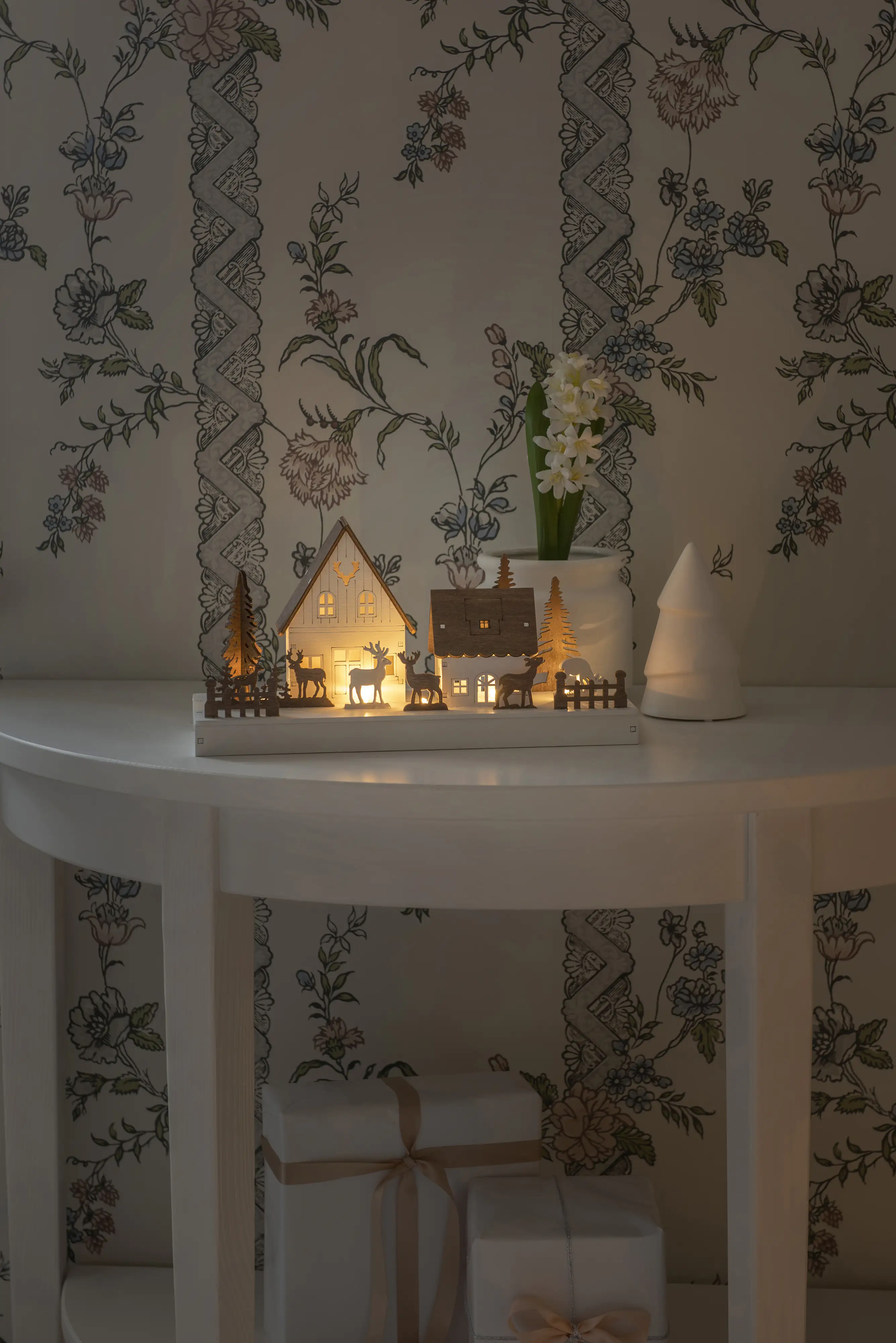 Konstsmide LED Holzsilhouette Waldhäuser mit Rentieren, Batterie