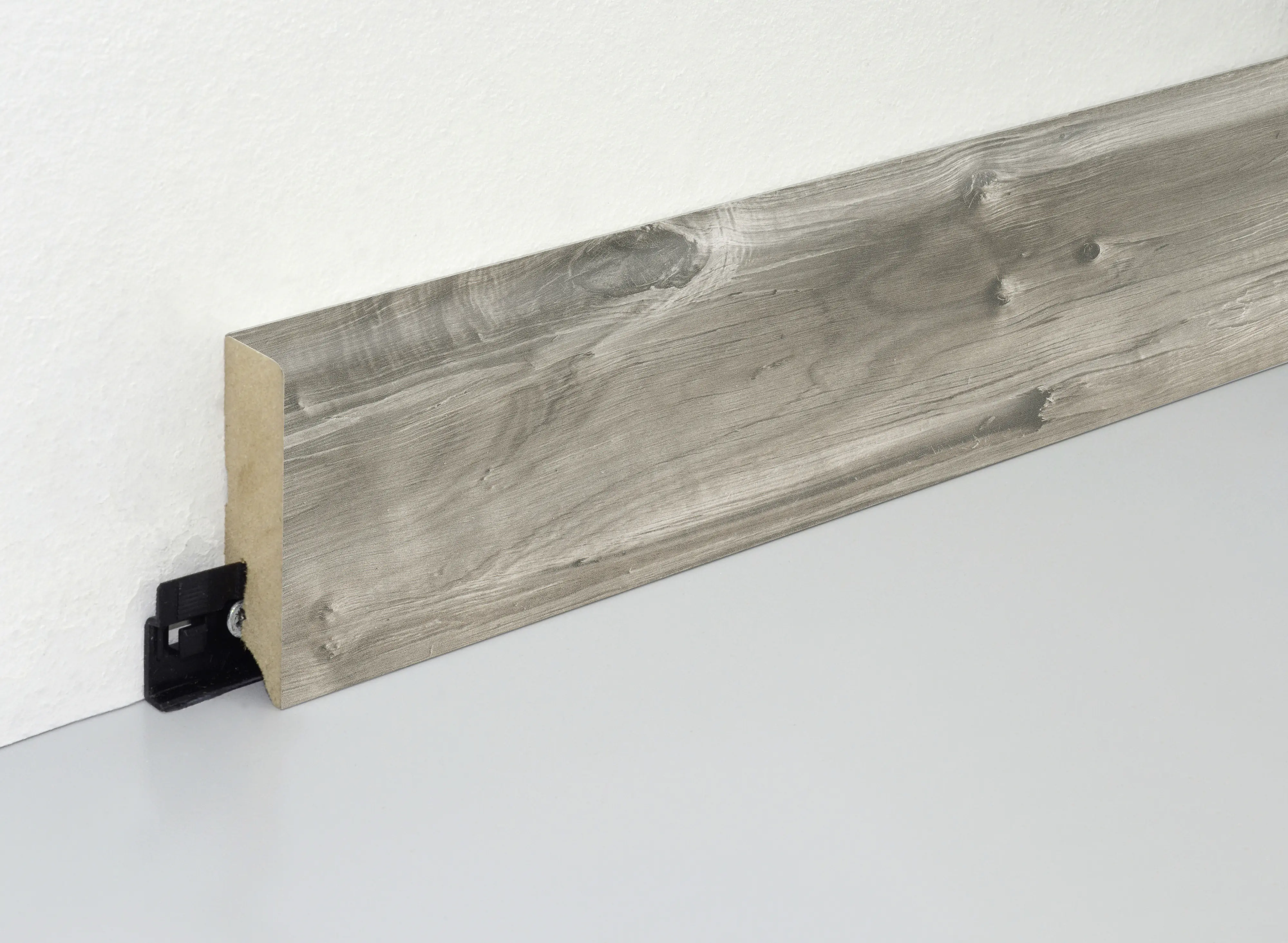 Neuhofer Fußleiste 240 cm 70 x 19 mm Spaltholz grau