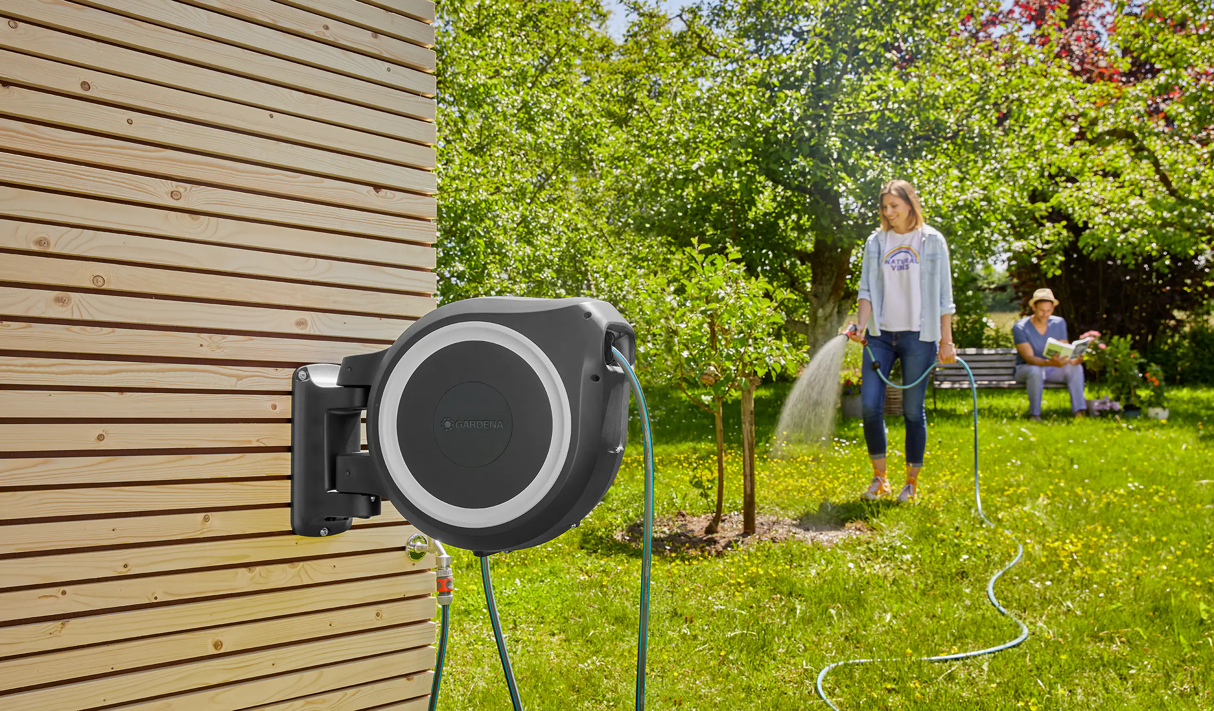 Gardena Wand-Schlauchbox mit 30 m Schlauch, Spritze und Brause