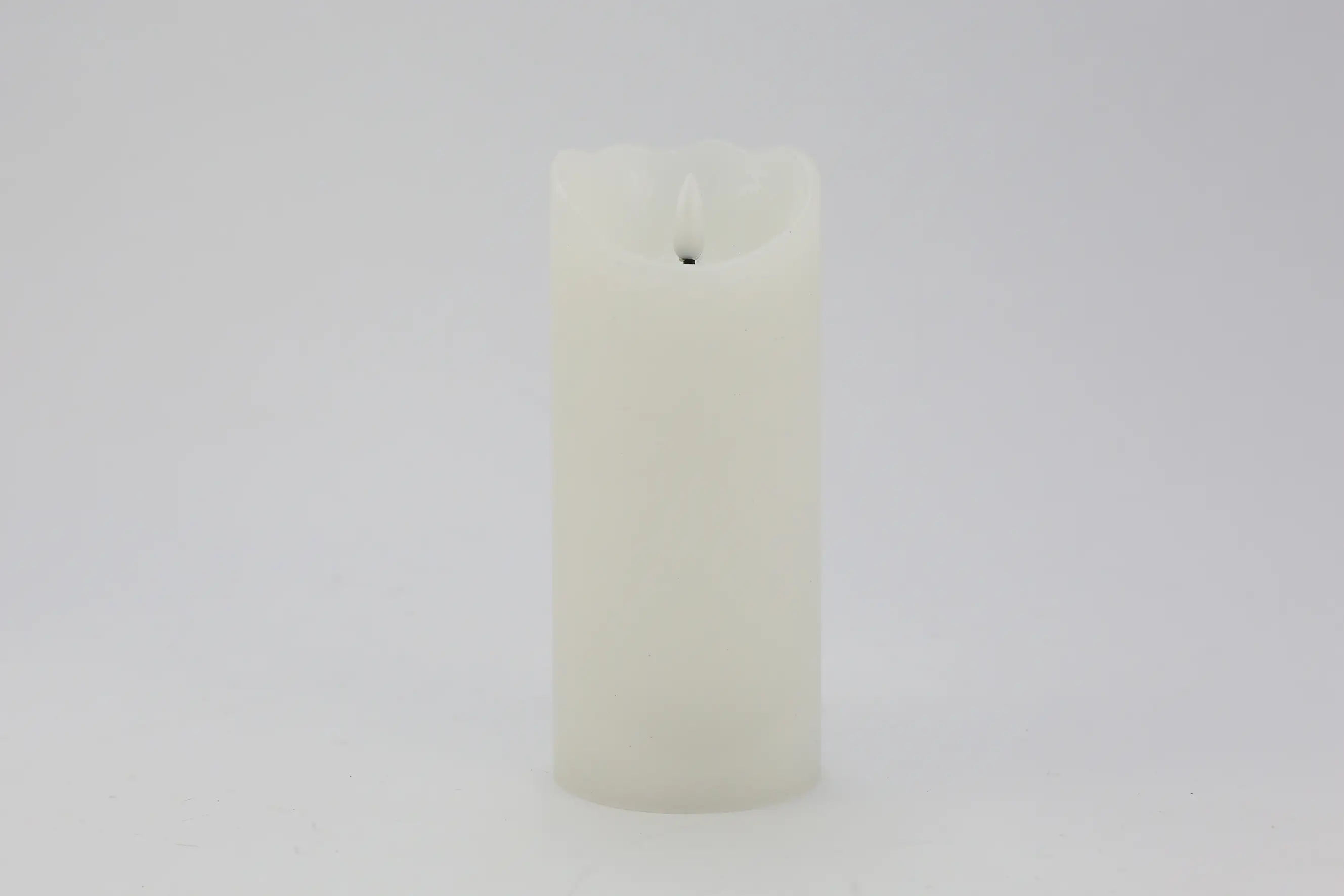 TrendLine LED Wachskerze mit Flamme  Batteriebetrieb weiß 17,5 cm