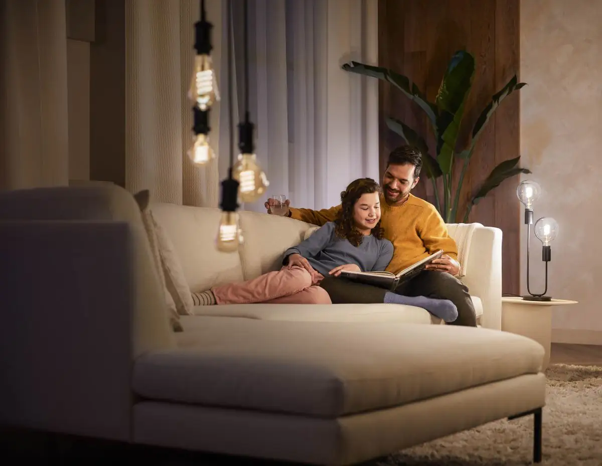 Philips Hue LED-Leuchtmittel White E27 warmweiß Birnenform 7 W warmweiß Philips Hue LED-Leuchtmittel White E27 warmweiß Birnenform 7 W warmweiß