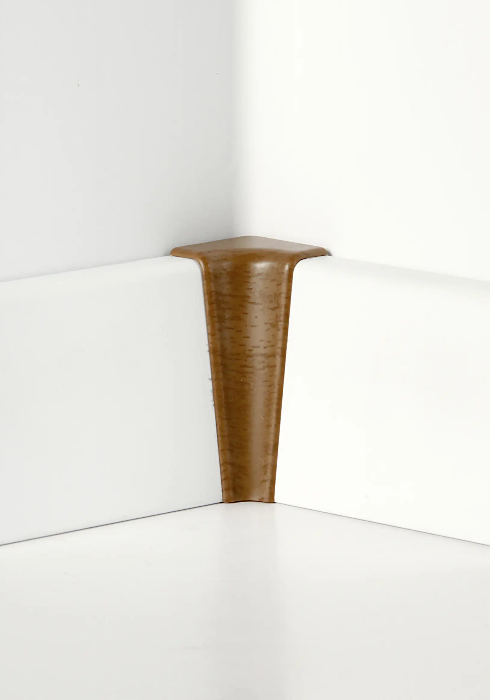 Classen Innenecke Plus für Laminatleiste 58 x 19 mm mocca Eiche Holzpore