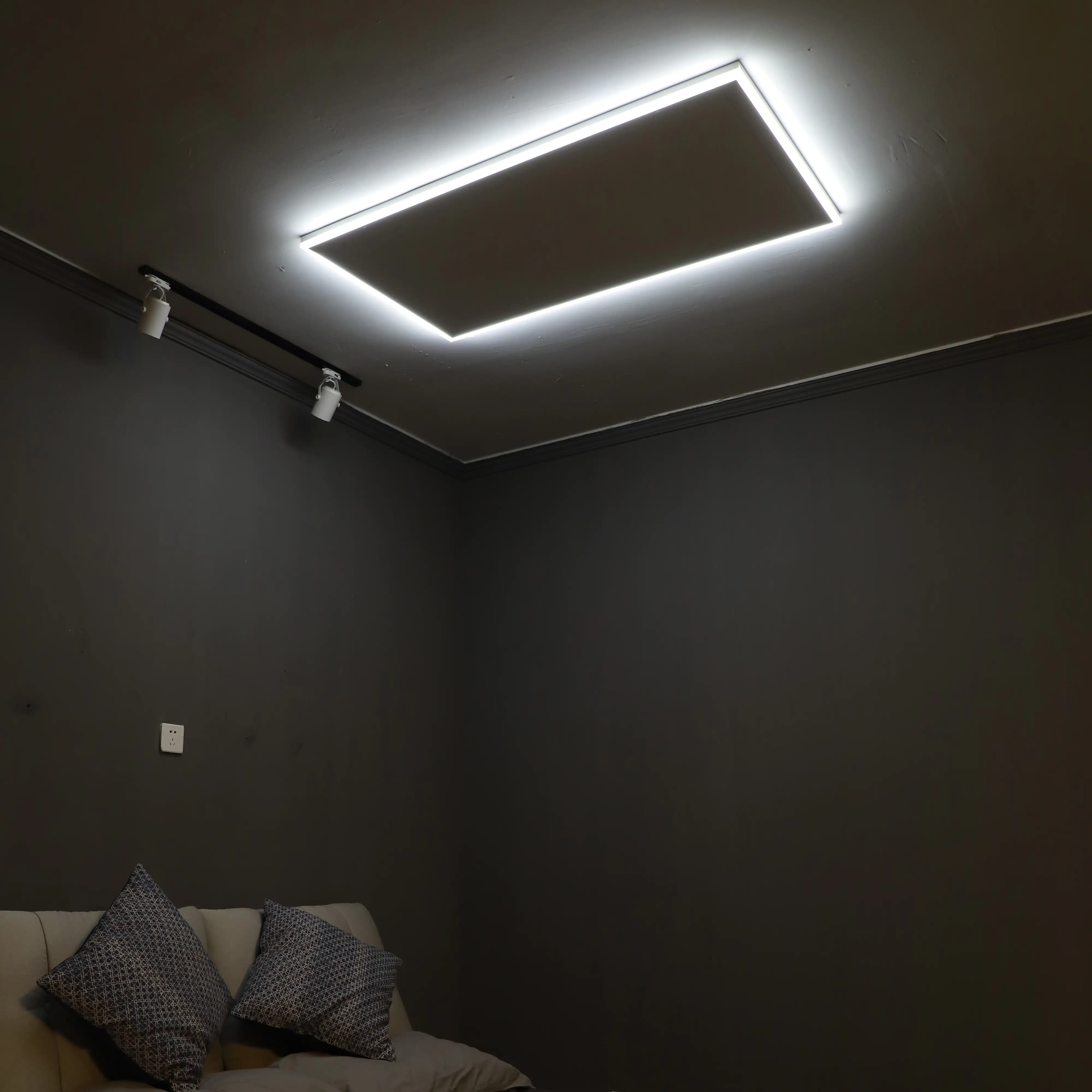 Infrarot Deckenheizkörper mit LED Licht 110 x 70 cm, weiß, 640 Watt Infrarot Deckenheizkörper mit LED Licht 110 x 70 cm, weiß, 640 Watt