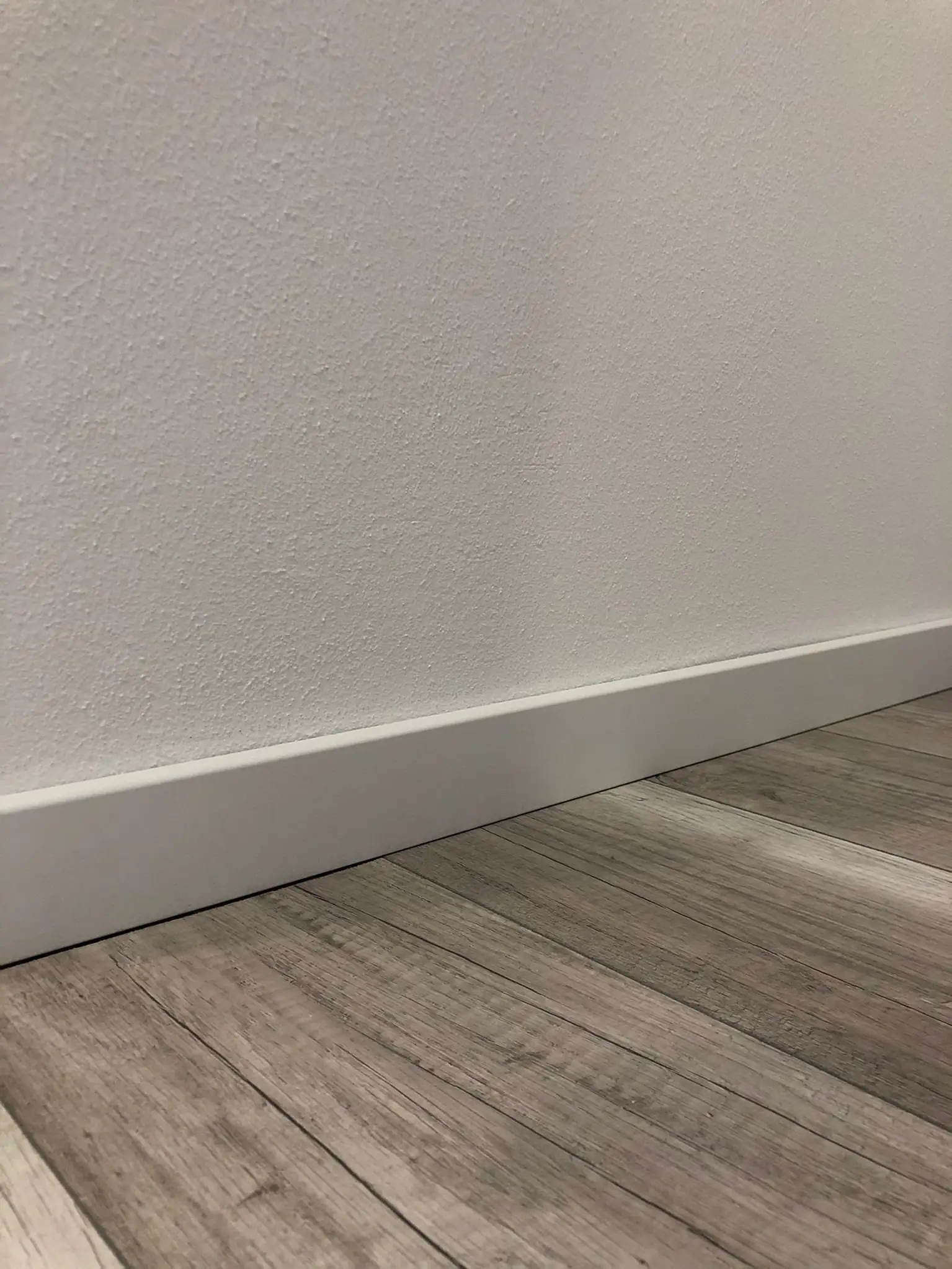9010115247673_01 FN Neuhofer Fußleiste 220 cm 60 x 11 mm weiß