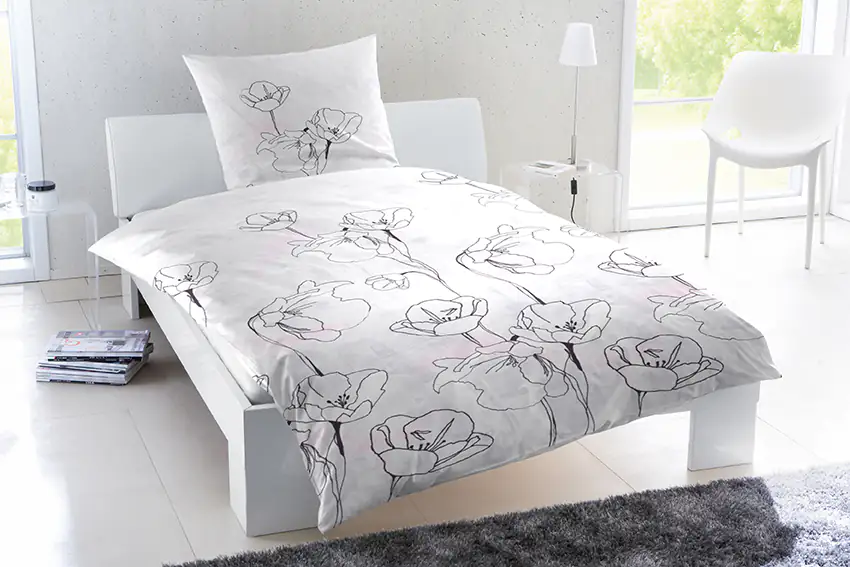 Vario Satin Bettwäsche Blumen weiß-schwarz, 135 x 200 cm