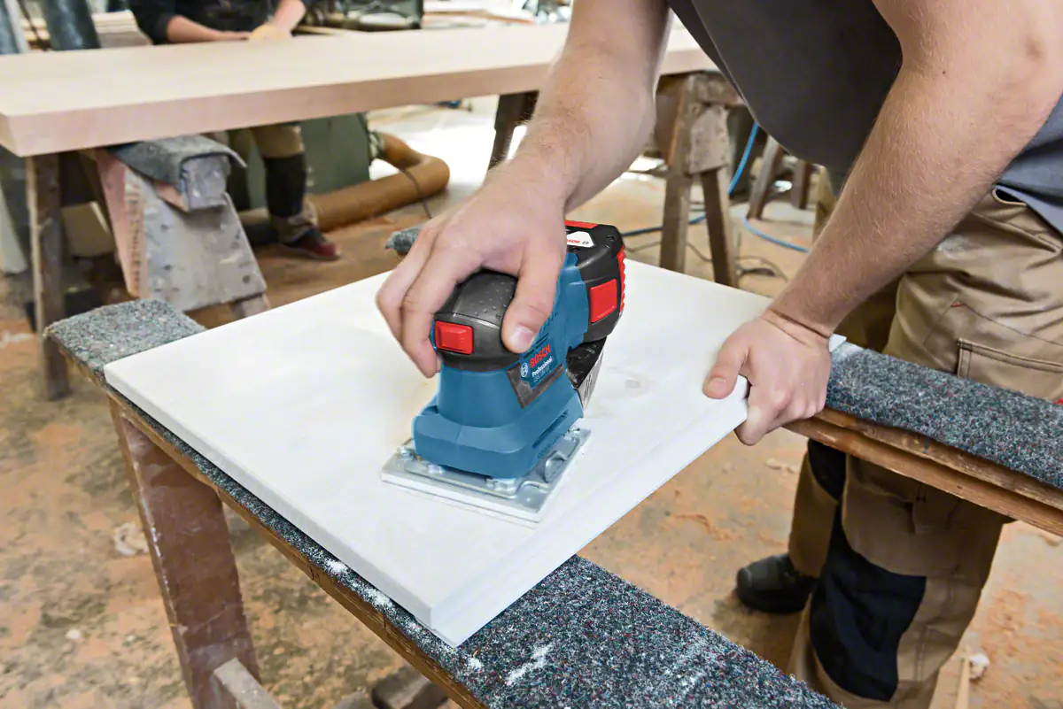 Bosch Professional Akku-Schwingschleifer GSS 18V-10 Solo