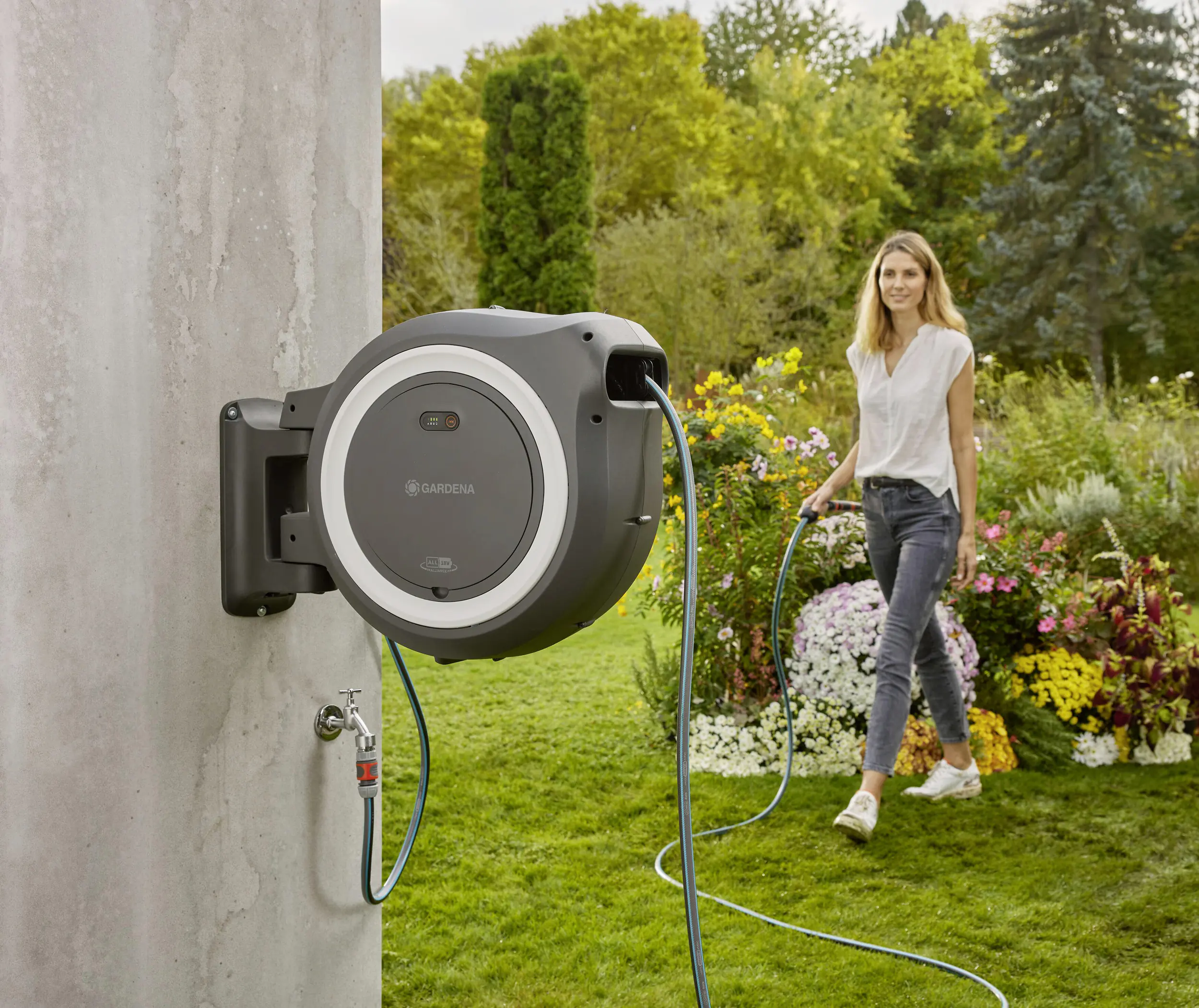 Gardena Akku-Wand-Schlauchbox PowerRoll XL solo mit 35 m Schlauch