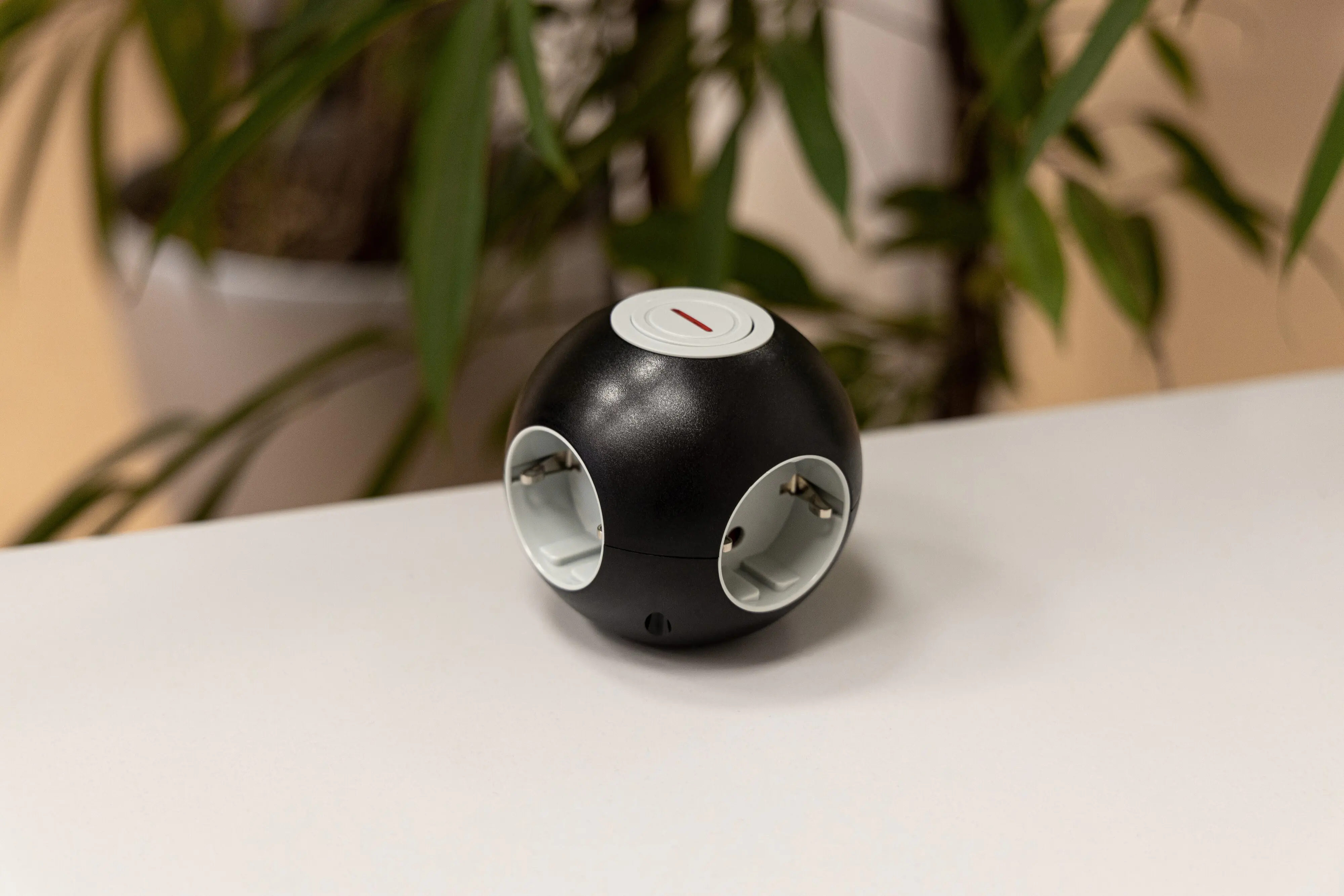 REV Steckdosenwürfel Powerglobe 4-fach mit Schalter schwarz-grau