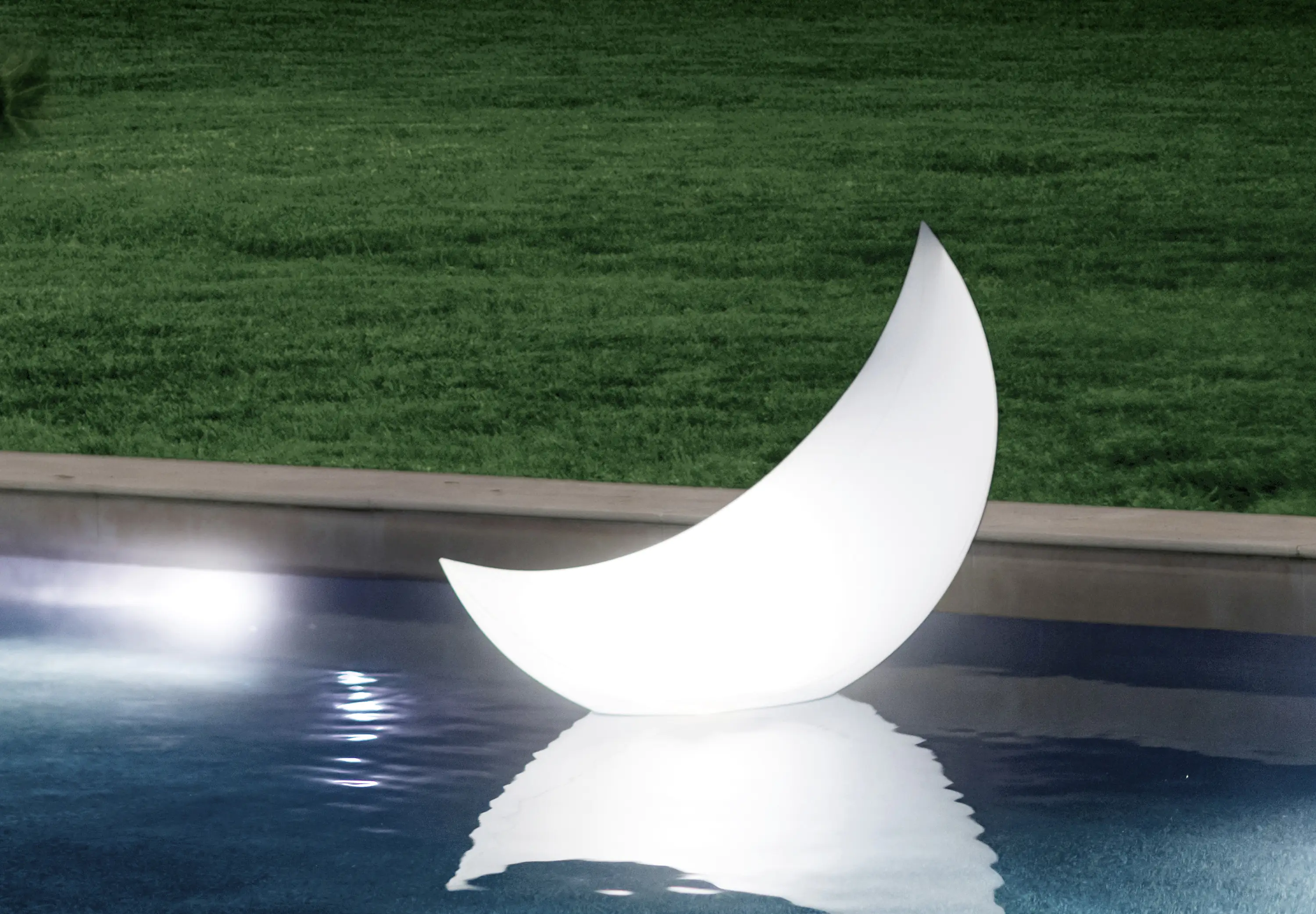 Intex LED Schwimmleuchte Halbmond 135 x 43 x 89 cm (L x B x H)