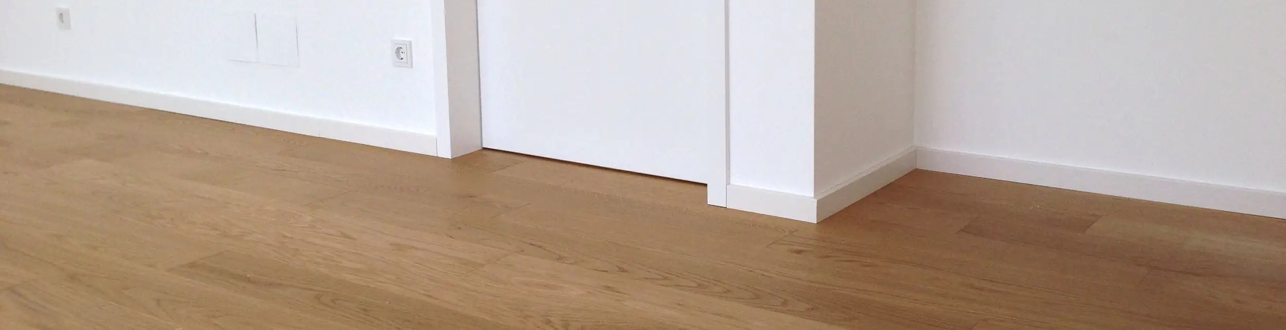 4012933231211_01 B.S. Bauprogramm Clip-Sockelleiste 250 cm 50 x 18 mm Blütenweiß