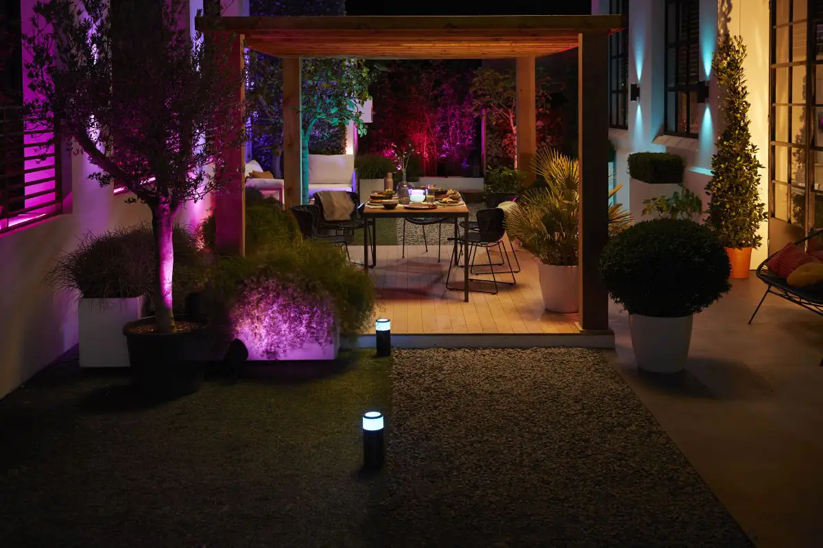 Philips Hue LED Sockelleuchte White & Color Ambiance Calla Basisset 25 cm  Philips Hue LED Sockelleuchte White & Color Ambiance Calla Basisset 25 cm