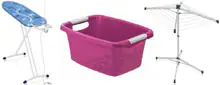 Links ein Bügelbrett mit blauem Bezug, mittig eine pinke Wäschewanne mit Griffen, rechts ein zusammenklappbarer Wäscheständer mit mehreren Leinen.