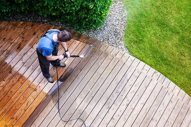 Holzterrasse reinigen
