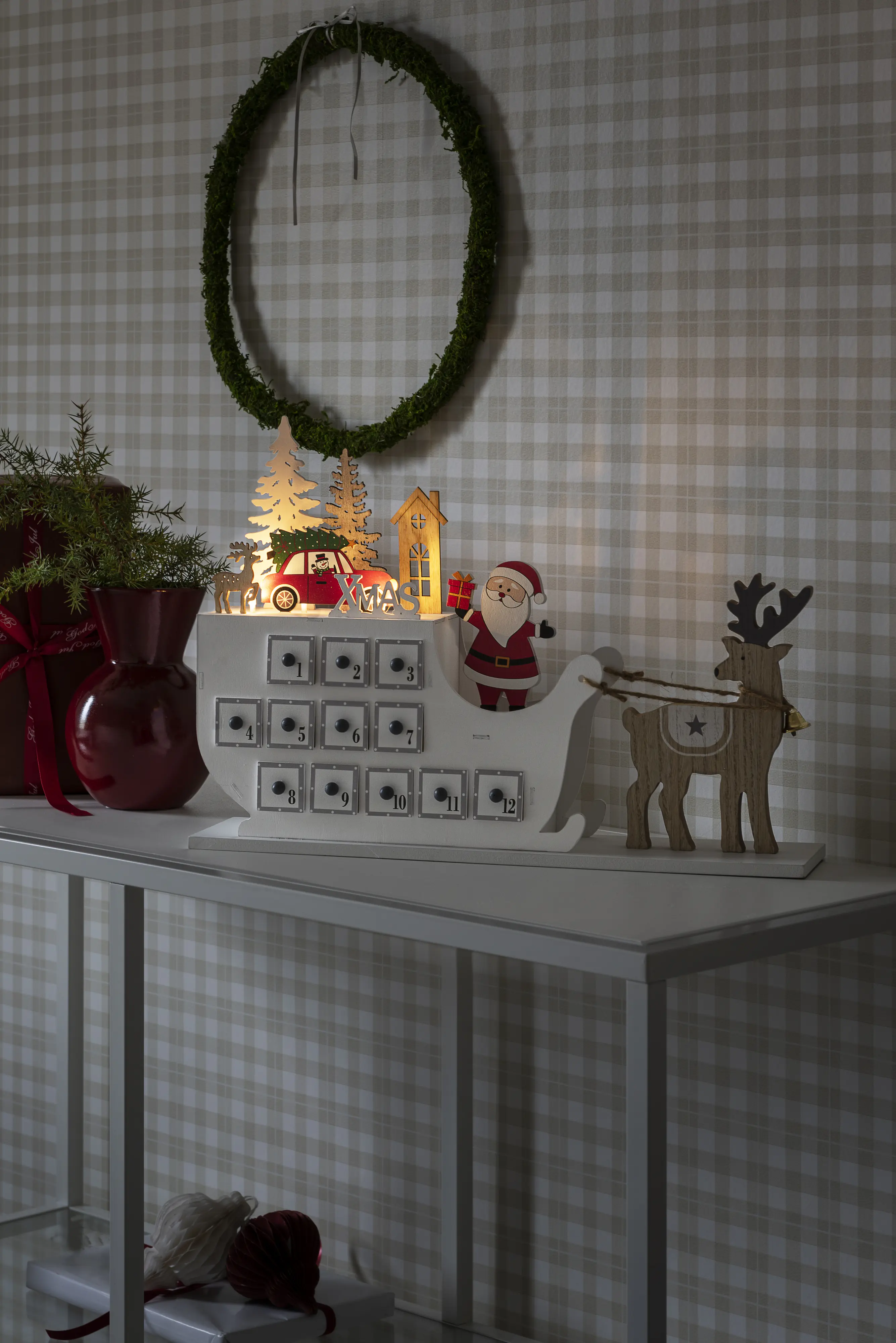 Konstsmide LED-Holzsilhouette Adventskalender mit Schlitten batteriebetrieben mit Timer 45 x 31,6 cm warmweiß