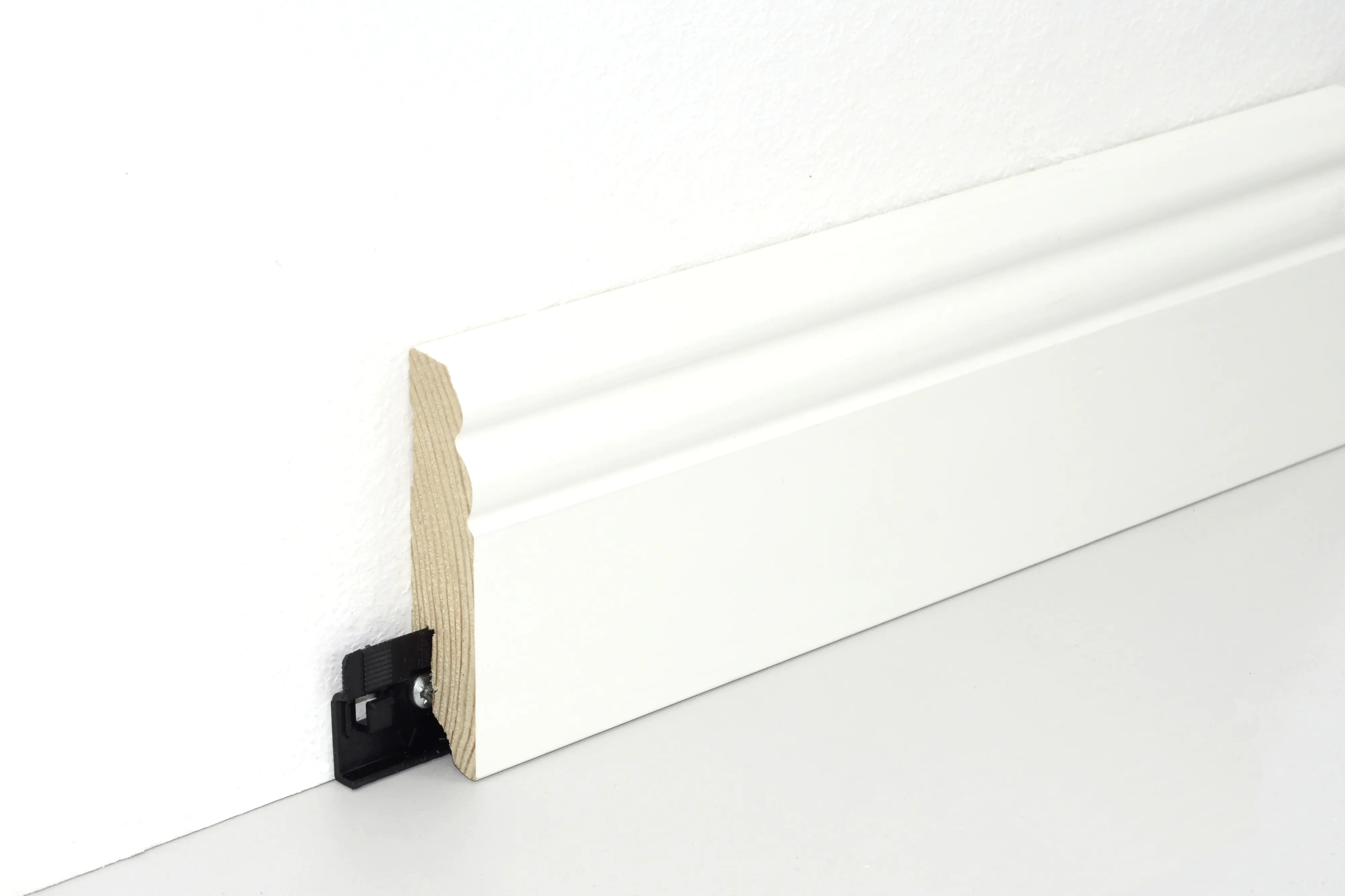 FN Neuhofer Sockelleiste profiliert RAL9010 240 cm 80 x 18 mm Fichte/Kiefer