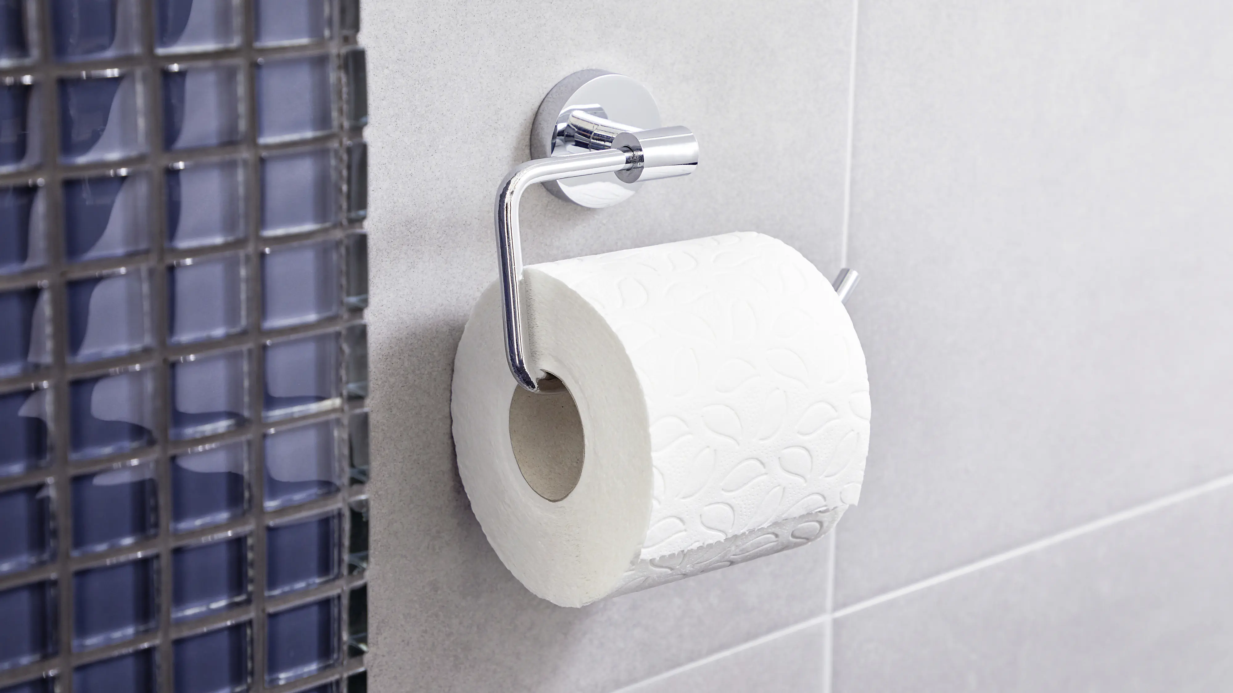 tesa Papierrollenhalter Exxcellent Metall, chrom, Soft Close-Funktion