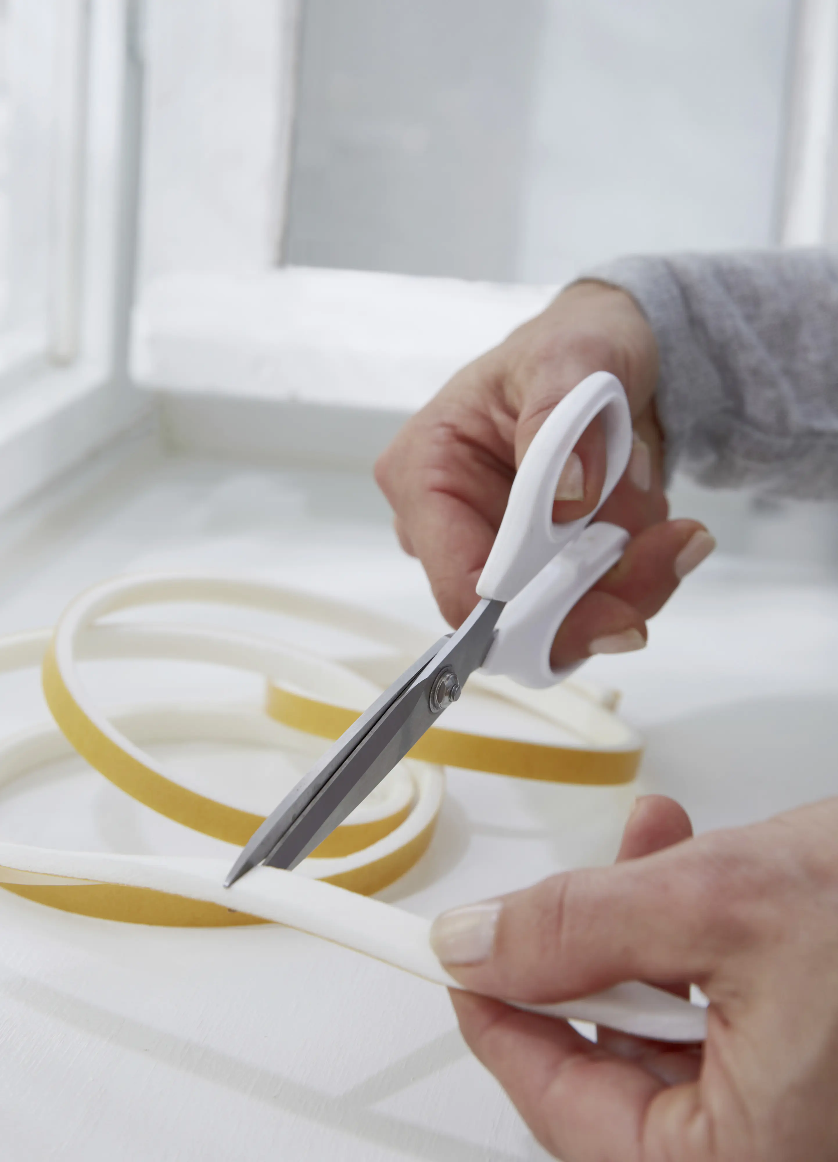 tesa Insulation Schaumstoff-Dichtung Universal 6 m, weiß