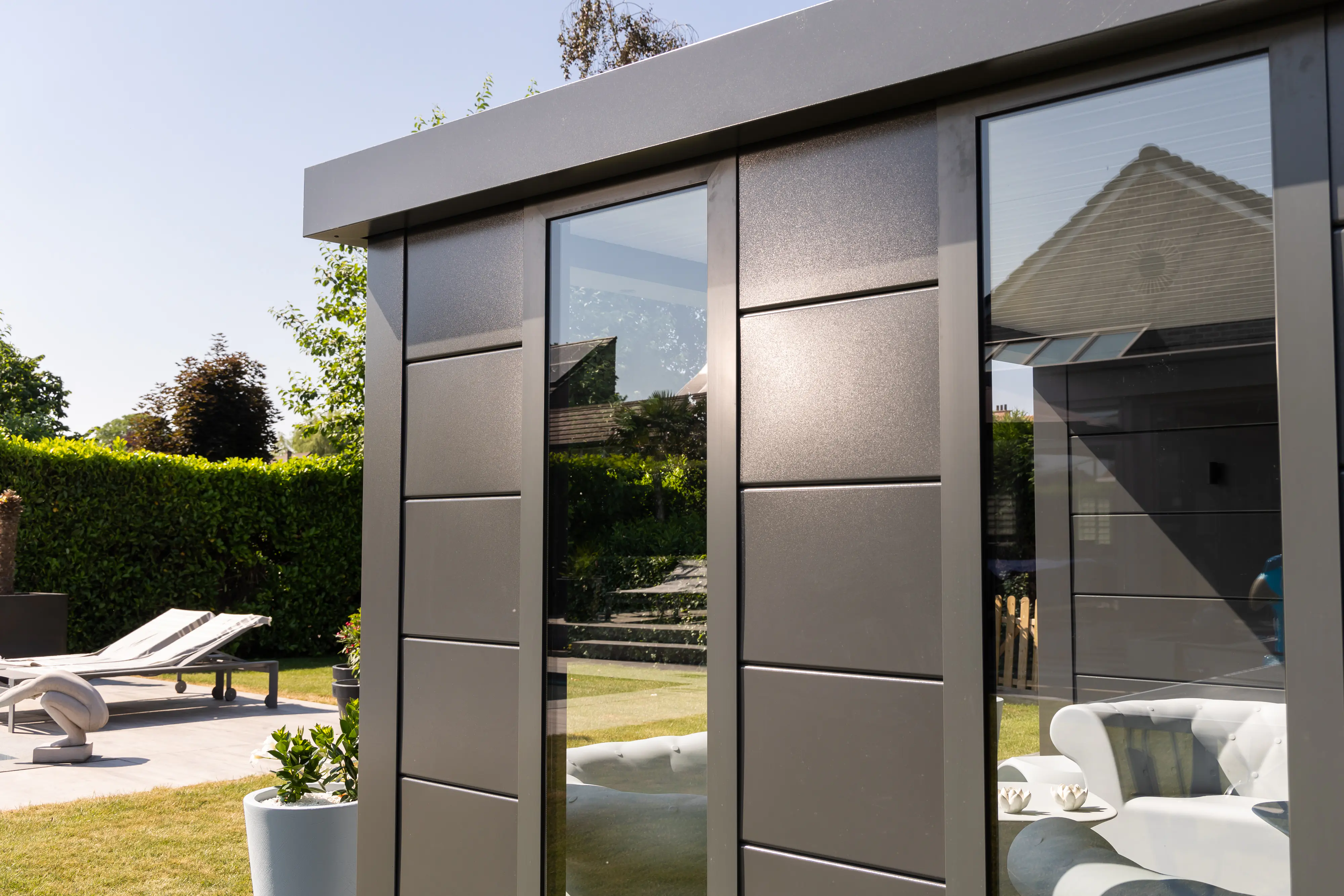 Telluria Gerätehaus Classico Lounge L mit Fenstern 3330 rechts granitgrau 672 x 298 cm