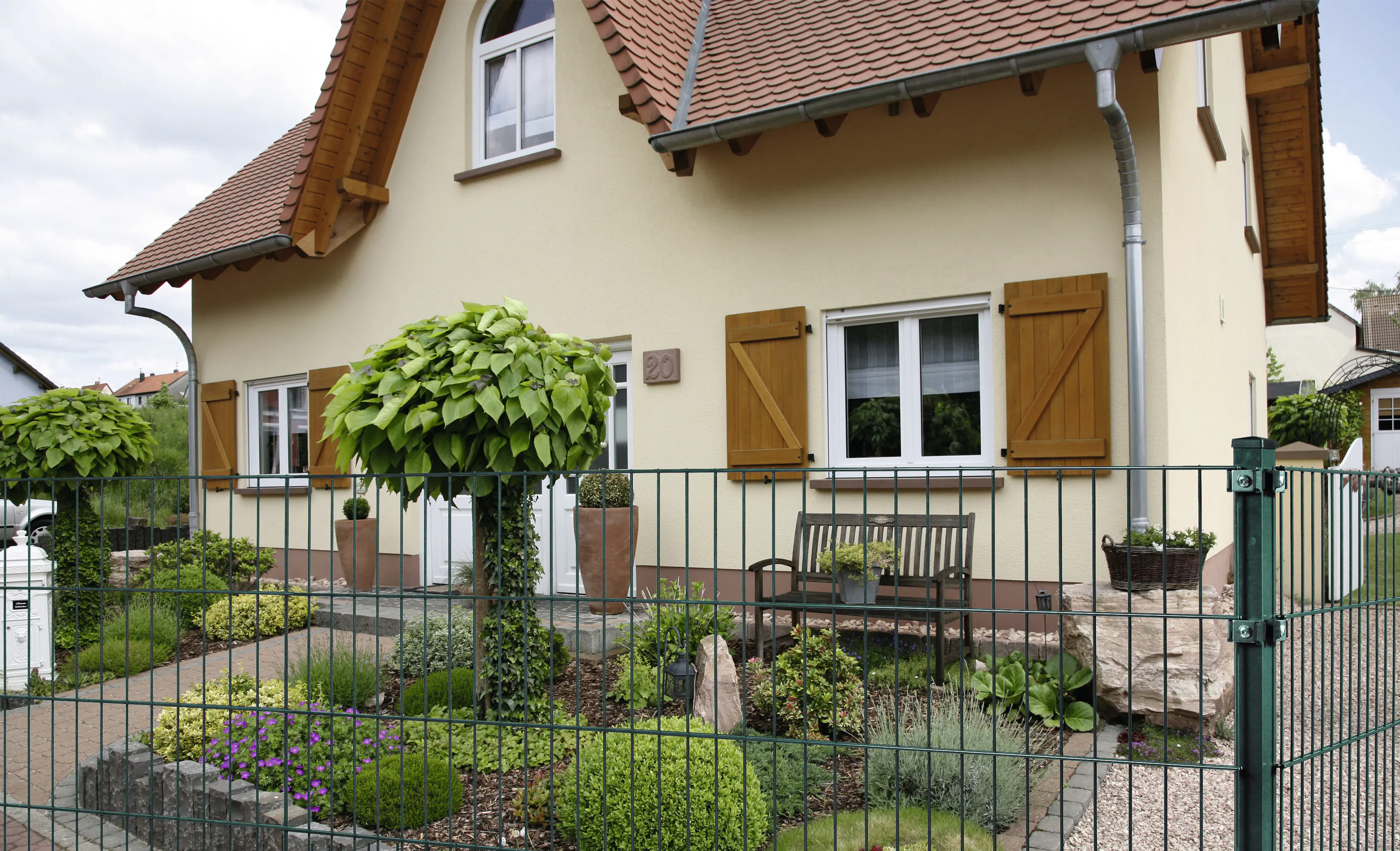 Floraworld Doppelstabmatten-Zaun Set 10 m 201 x 83 cm inkl. 6 Pfosten 125 cm moosgrün