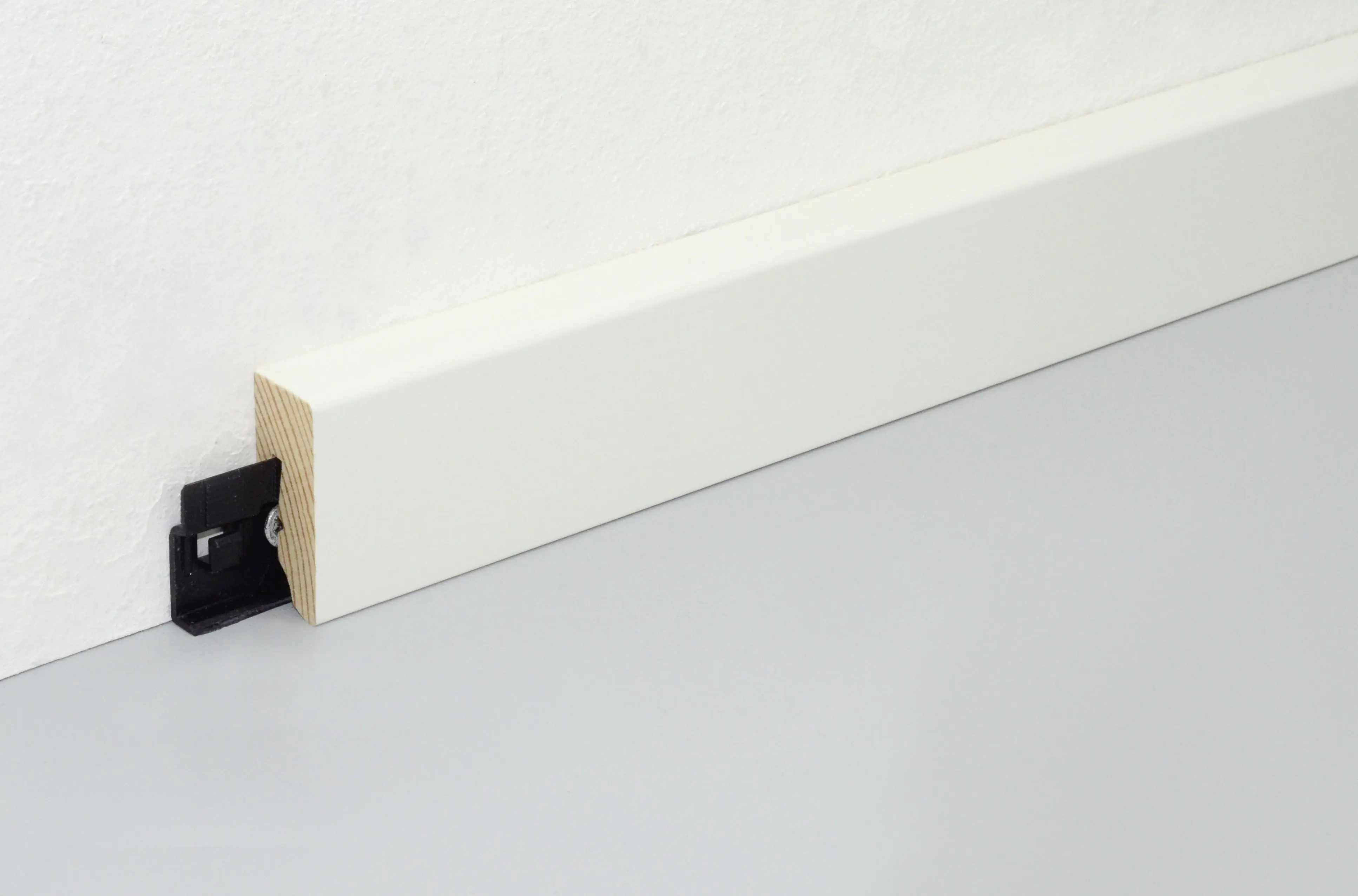 FN Neuhofer Sockelleiste eckig RAL9010 240 cm 40 x 16 mm Fichte/Kiefer FN Neuhofer Sockelleiste eckig RAL9010 240 cm 40 x 16 mm Fichte/Kiefer