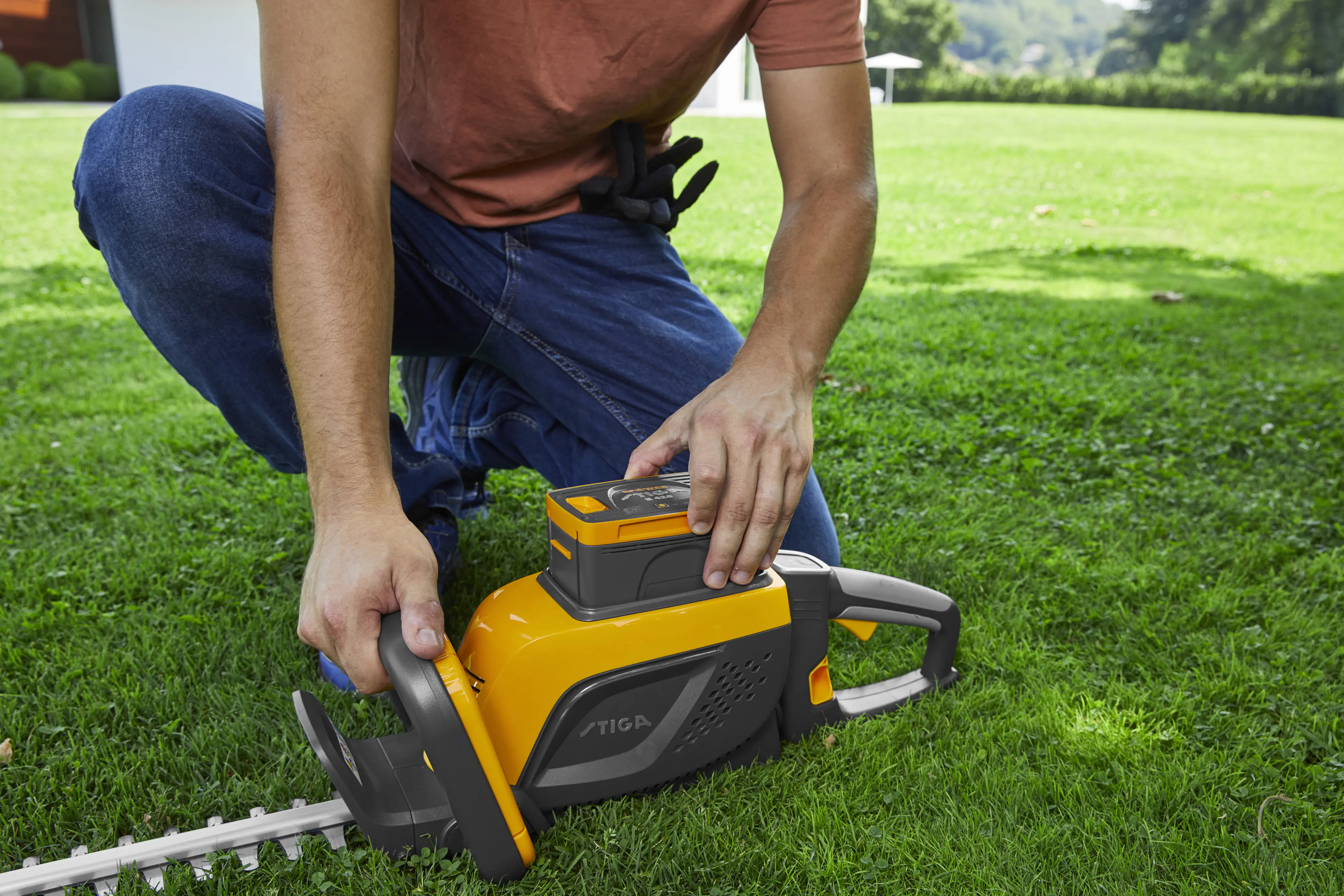 Stiga Akku-Heckenschere HT 500e Schnittlänge 51 cm 2 Ah 48 Volt