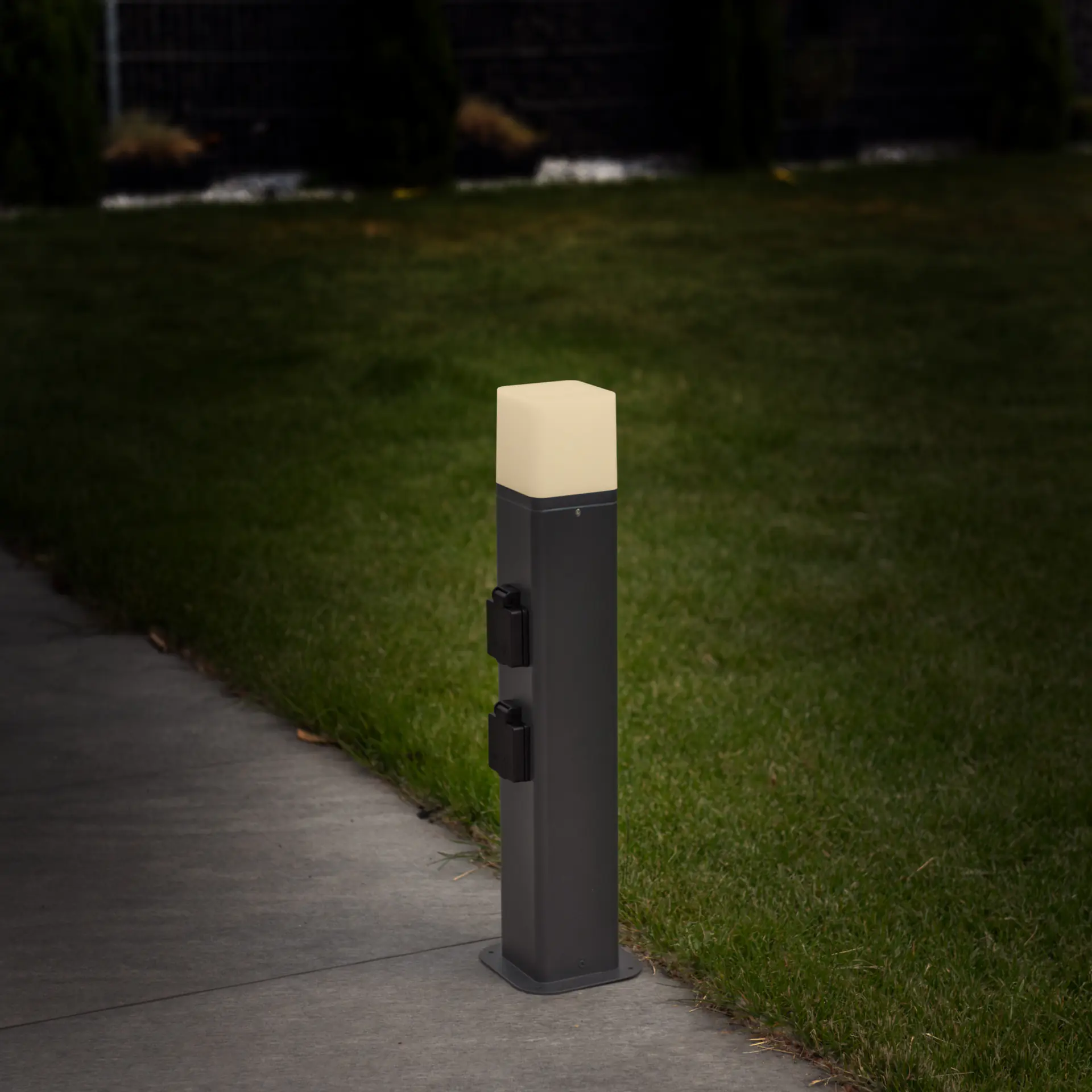 Unitec Gartensäule mit Leuchte & 2 Schutzkontakt-Steckdosen schwarz