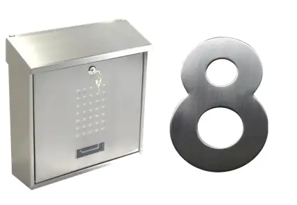 Silberner Edelstahl-Briefkasten mit Schlüssel und Sichtfenster neben einer metallisch glänzenden Hausnummer 8, beide auf weißem Hintergrund.