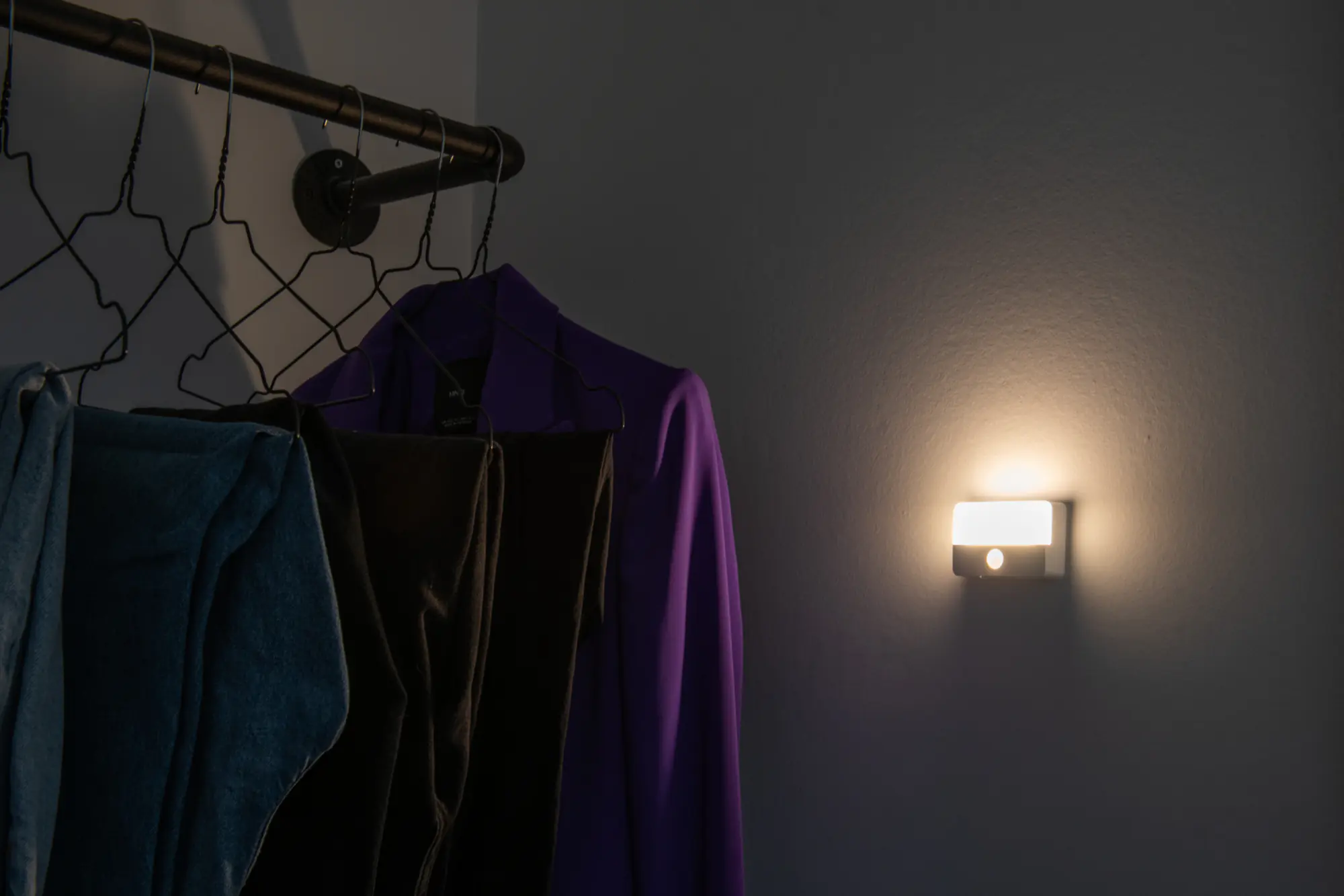 Unitec LED-Nachtlicht mit Bewegungsmelder + Dämmerungssschalter USB wiederaufladbar weiß Unitec LED-Nachtlicht mit Bewegungsmelder + Dämmerungssschalter USB wiederaufladbar weiß