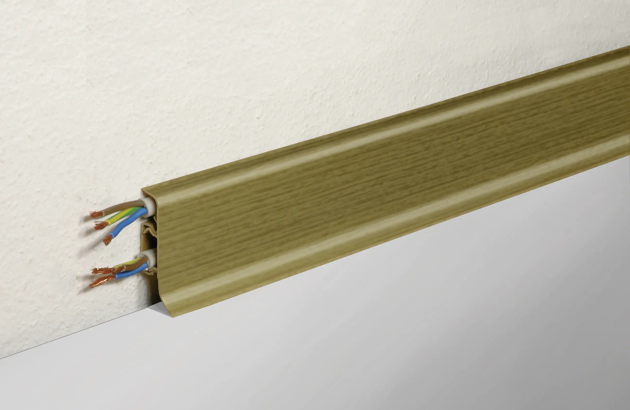 FN Neuhofer Klemmsockelleiste 250 cm 50 x 22,5 mm Eiche