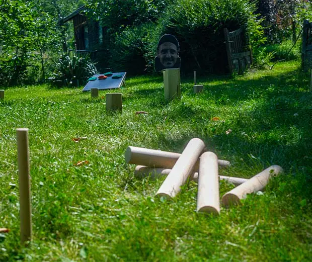 Selbstgebautes Wikingerschach bestehend aus verschieden großen Holzsstäben.